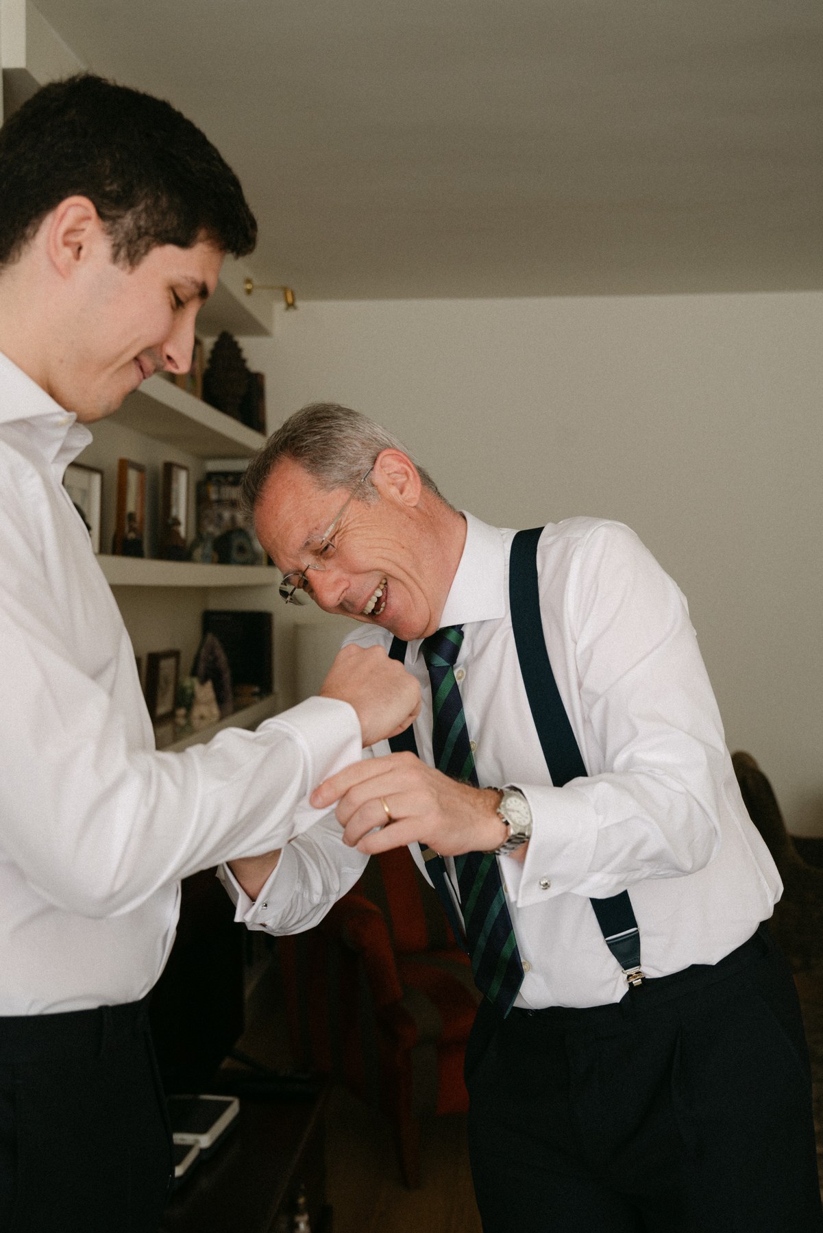 Detalle de manos con la alianza — boda de Carmen y Carlos en Prados Moros, Sierra de Madrid