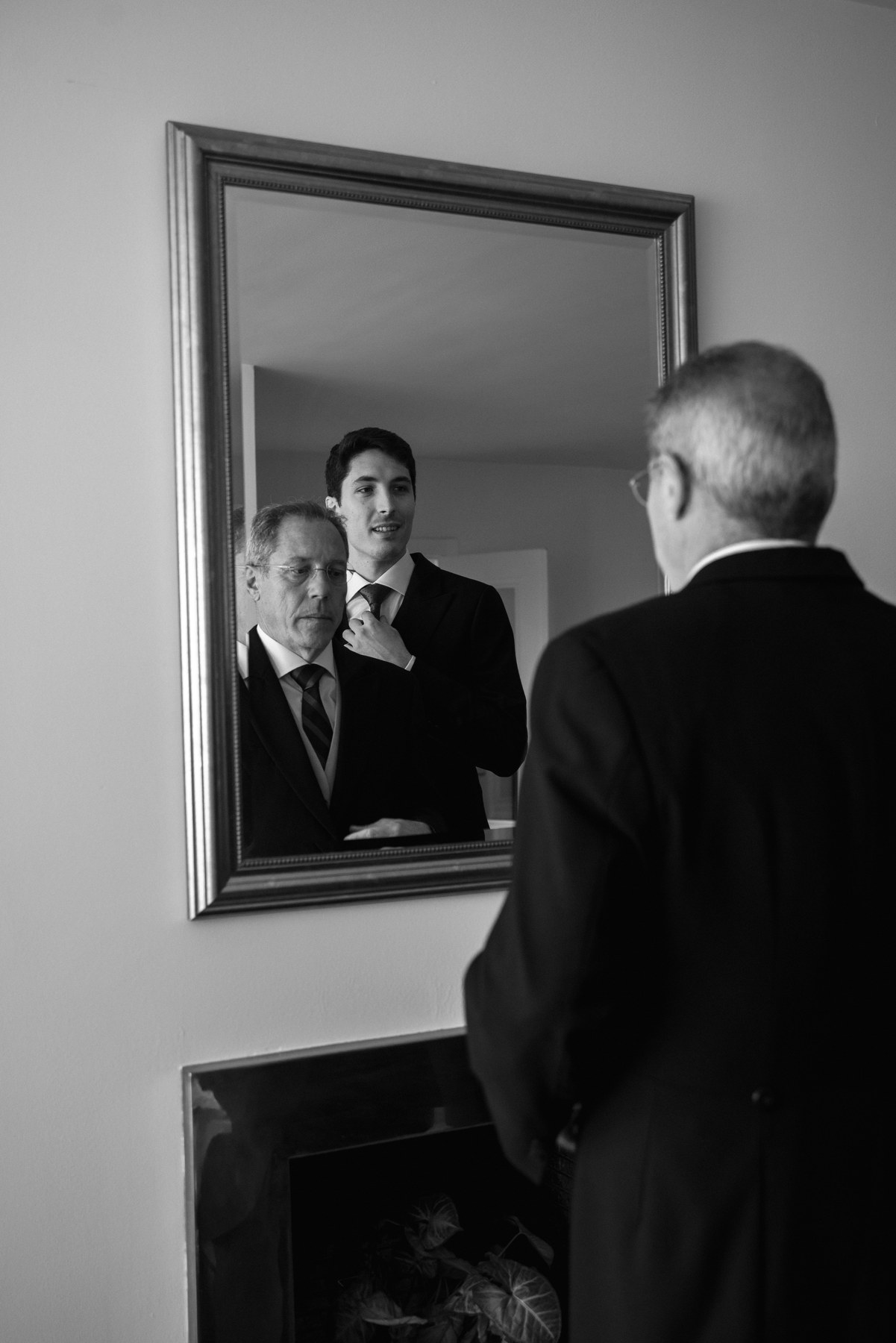 El vestido colgado en la habitación — boda de Carmen y Carlos en Prados Moros, Sierra de Madrid