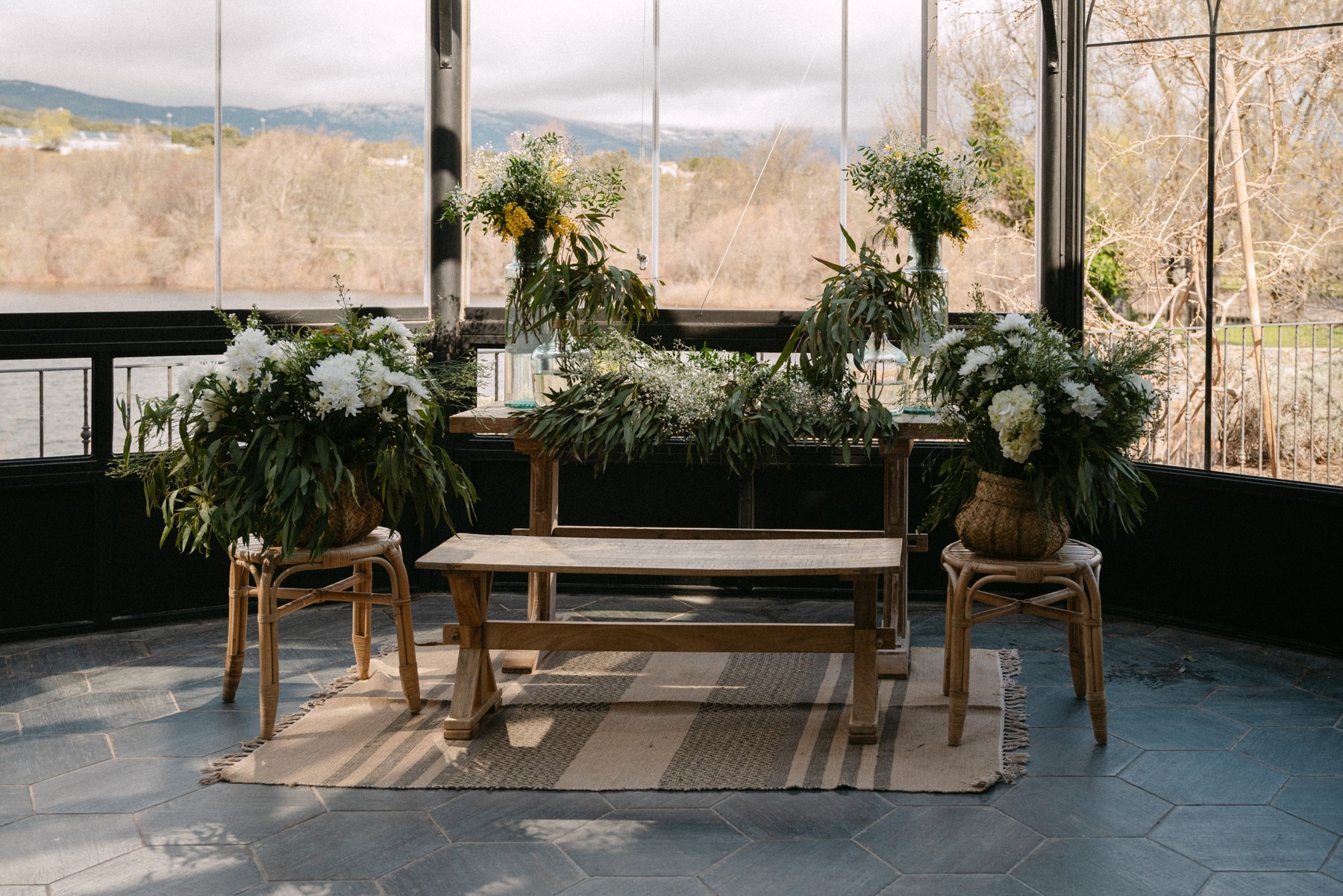 Estilismo del novio en su habitación — boda de Carmen y Carlos en Prados Moros, Sierra de Madrid
