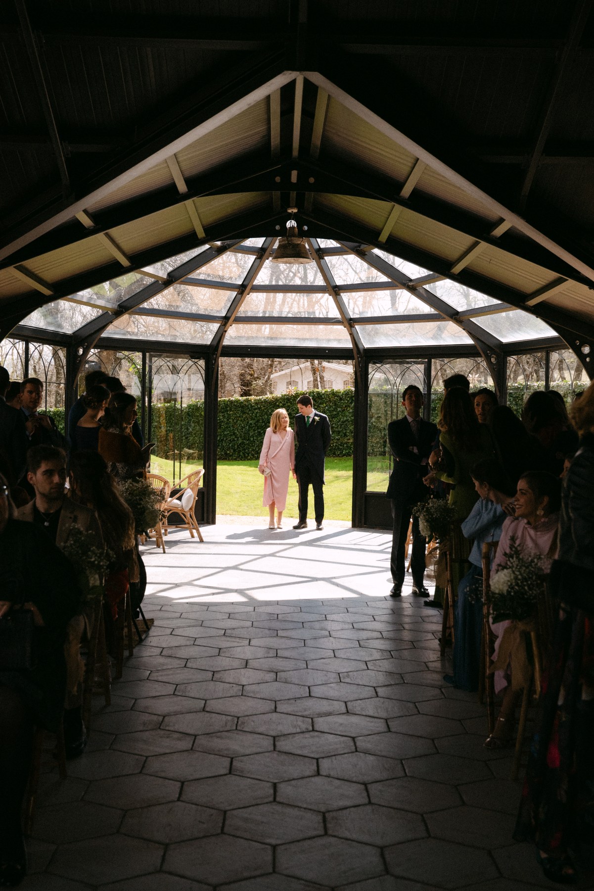 Los novios frente al oficiante — boda de Carmen y Carlos en Prados Moros, Sierra de Madrid