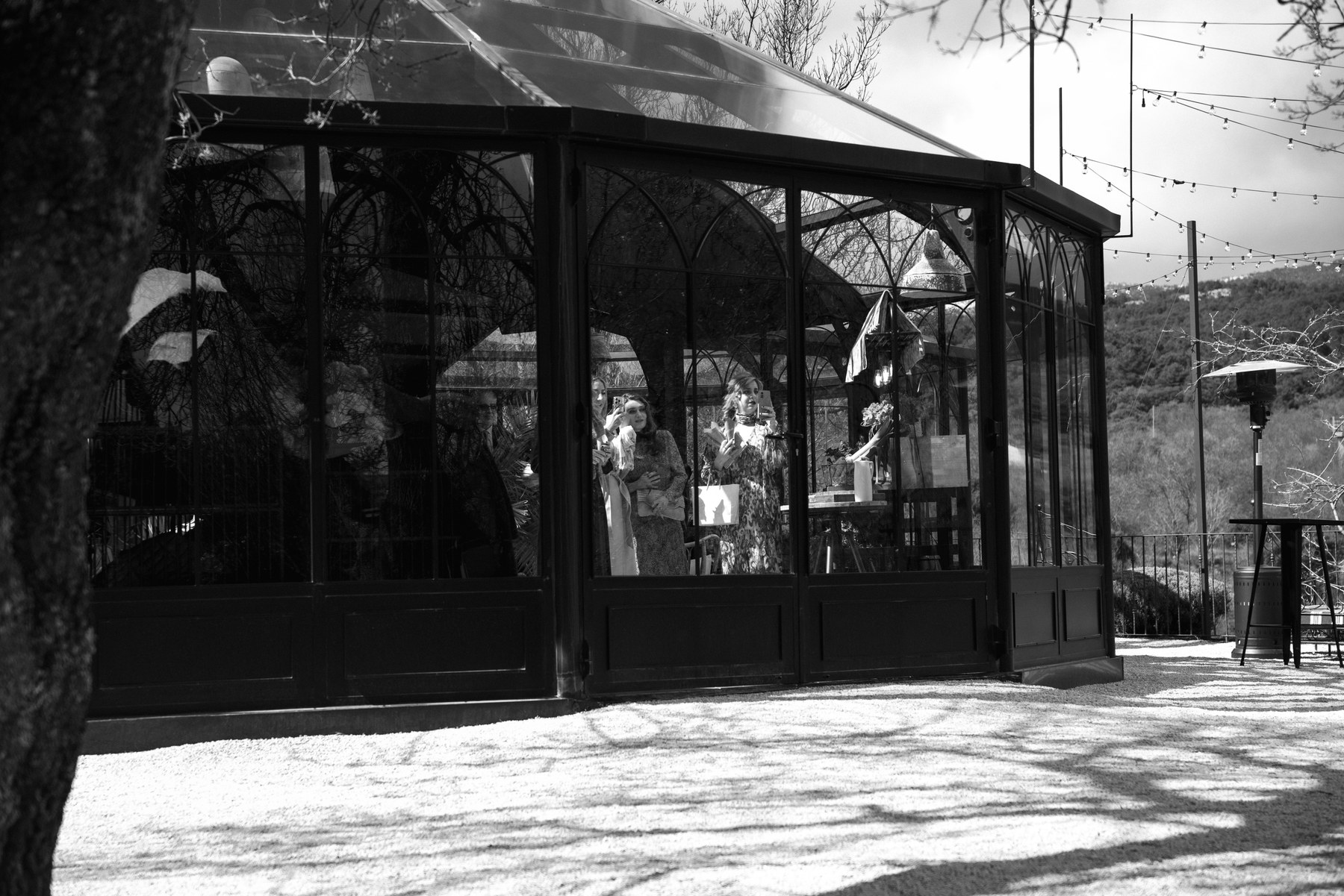 Ceremonia bajo los árboles — boda de Carmen y Carlos en Prados Moros, Sierra de Madrid