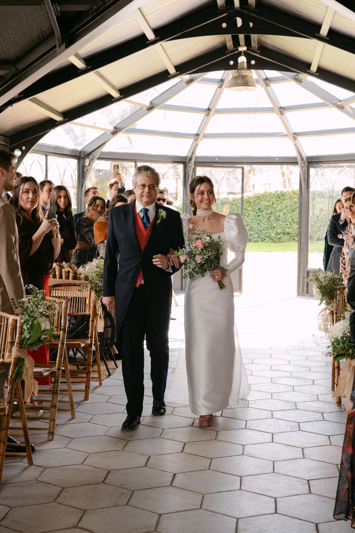 Beso de los novios recién casados — boda de Carmen y Carlos en Prados Moros, Sierra de Madrid
