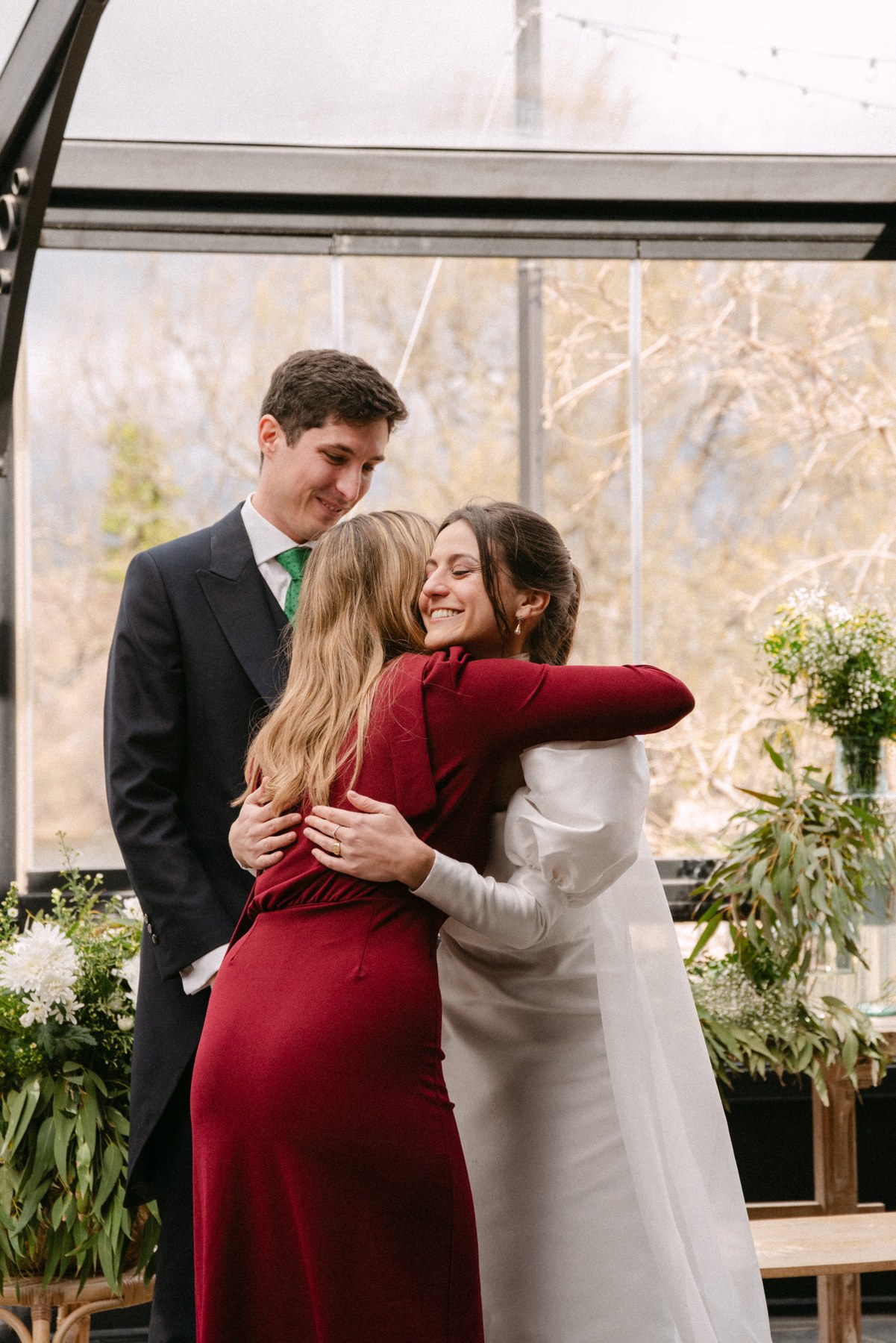 El novio esperando a la novia en el altar — boda de Carmen y Carlos en Prados Moros, Sierra de Madrid