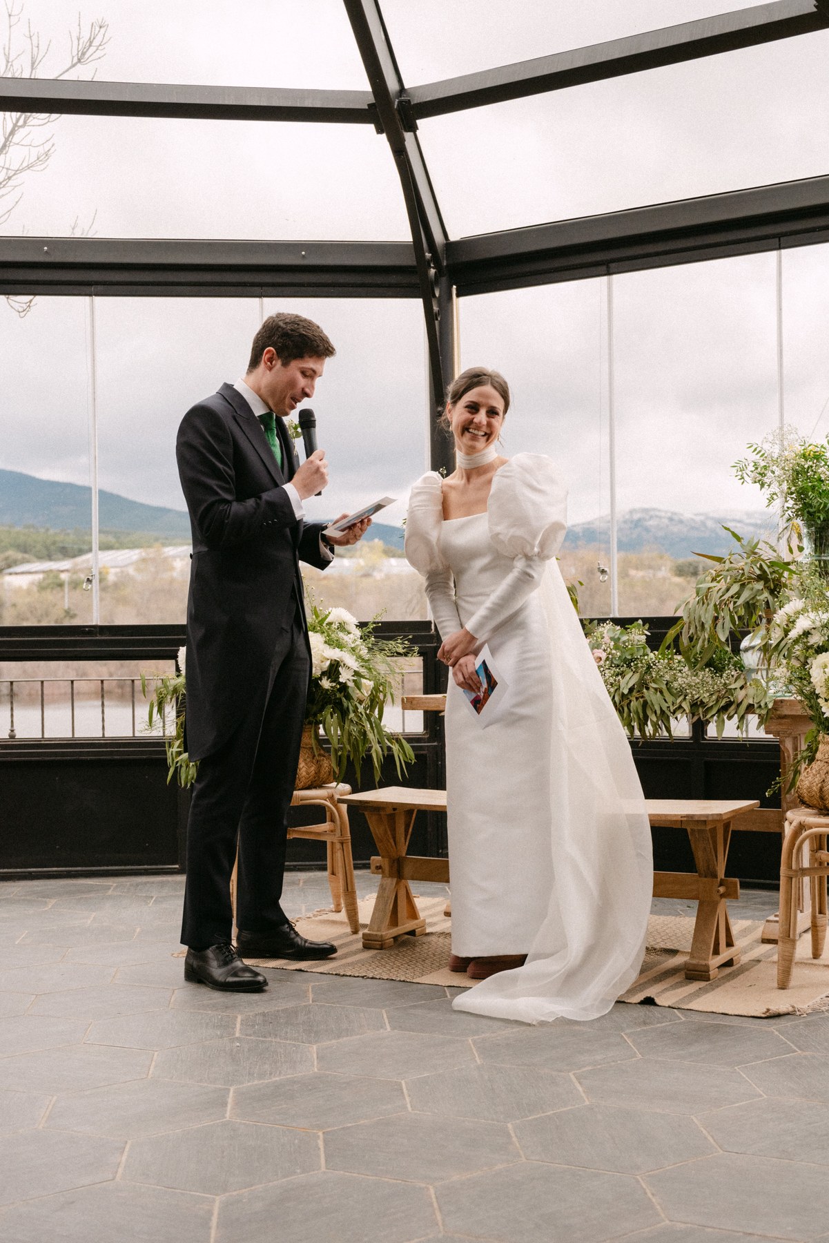 Salida de la ceremonia con arroz y confeti — boda de Carmen y Carlos en Prados Moros, Sierra de Madrid