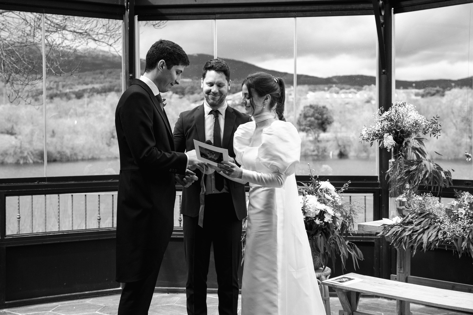 Familia y amigos durante los votos — boda de Carmen y Carlos en Prados Moros, Sierra de Madrid