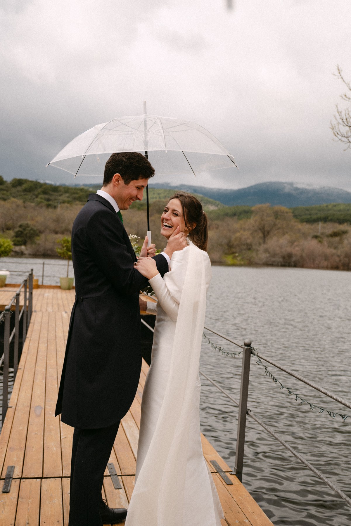 Abrazo íntimo entre los novios — boda de Carmen y Carlos en Prados Moros, Sierra de Madrid