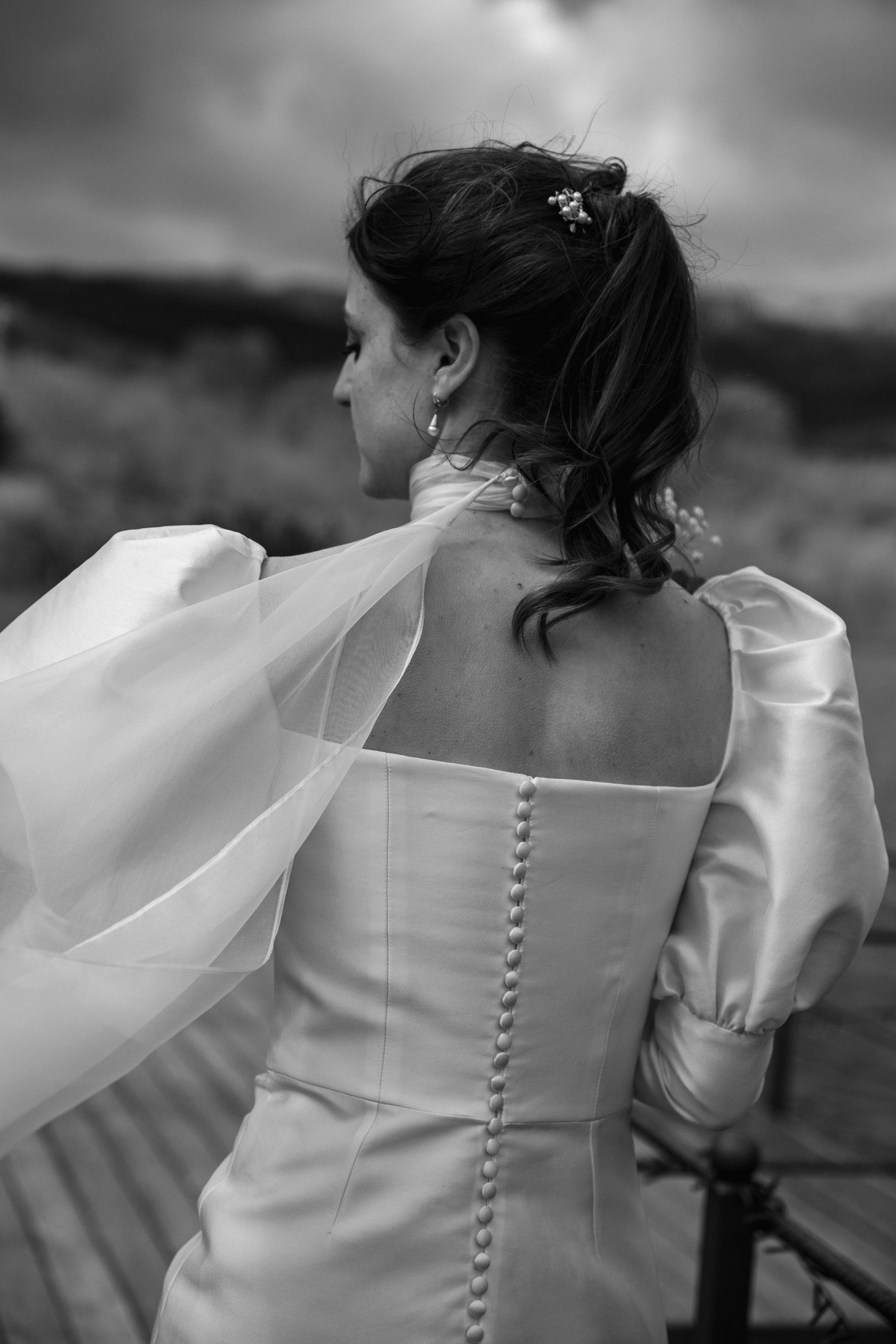 La pareja paseando entre los invitados — boda de Carmen y Carlos en Prados Moros, Sierra de Madrid