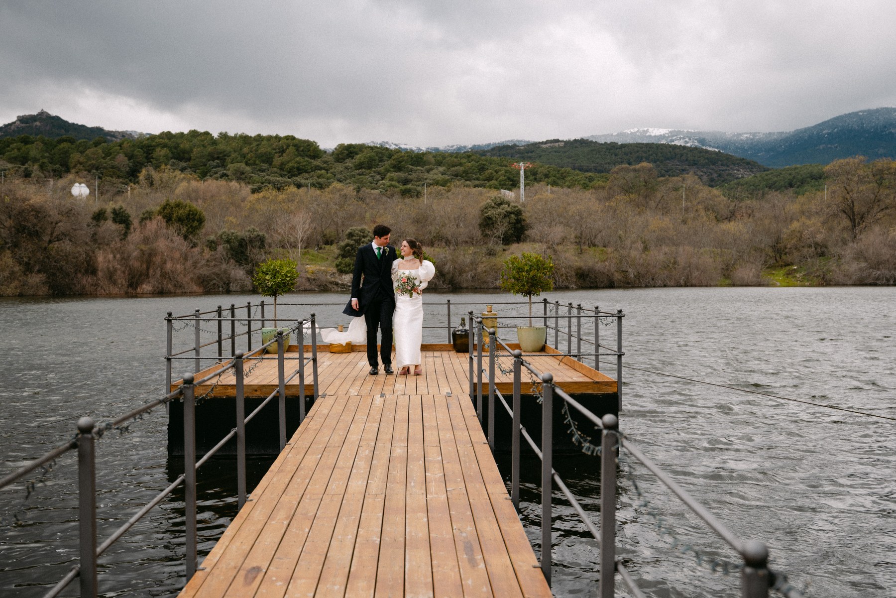Mesa de aperitivos artesanales — boda de Carmen y Carlos en Prados Moros, Sierra de Madrid