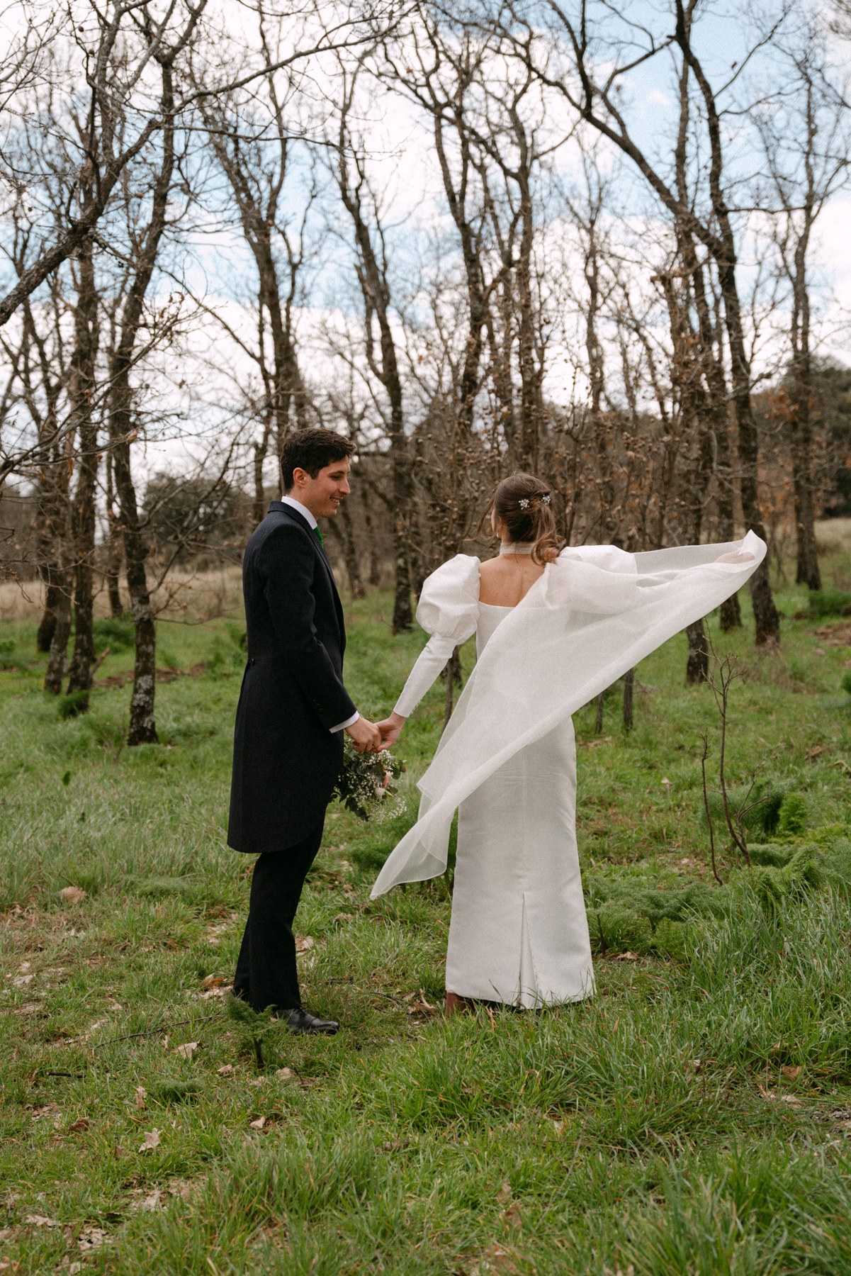 Sesión de pareja al atardecer — boda de Carmen y Carlos en Prados Moros, Sierra de Madrid