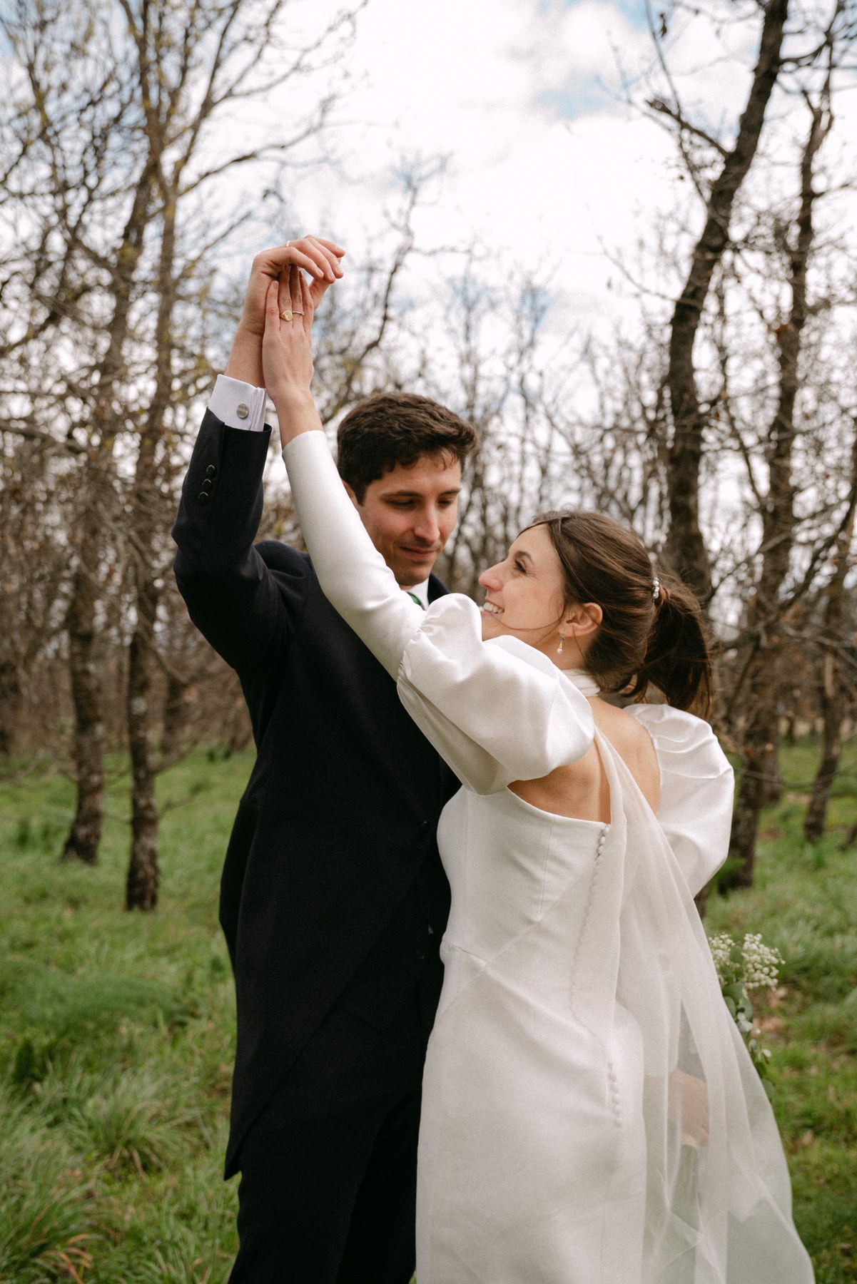 Beso robado durante el cóctel — boda de Carmen y Carlos en Prados Moros, Sierra de Madrid