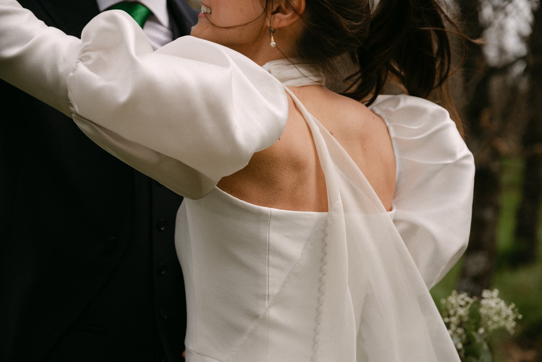 Sesión de pareja con el paisaje de fondo — boda de Carmen y Carlos en Prados Moros, Sierra de Madrid