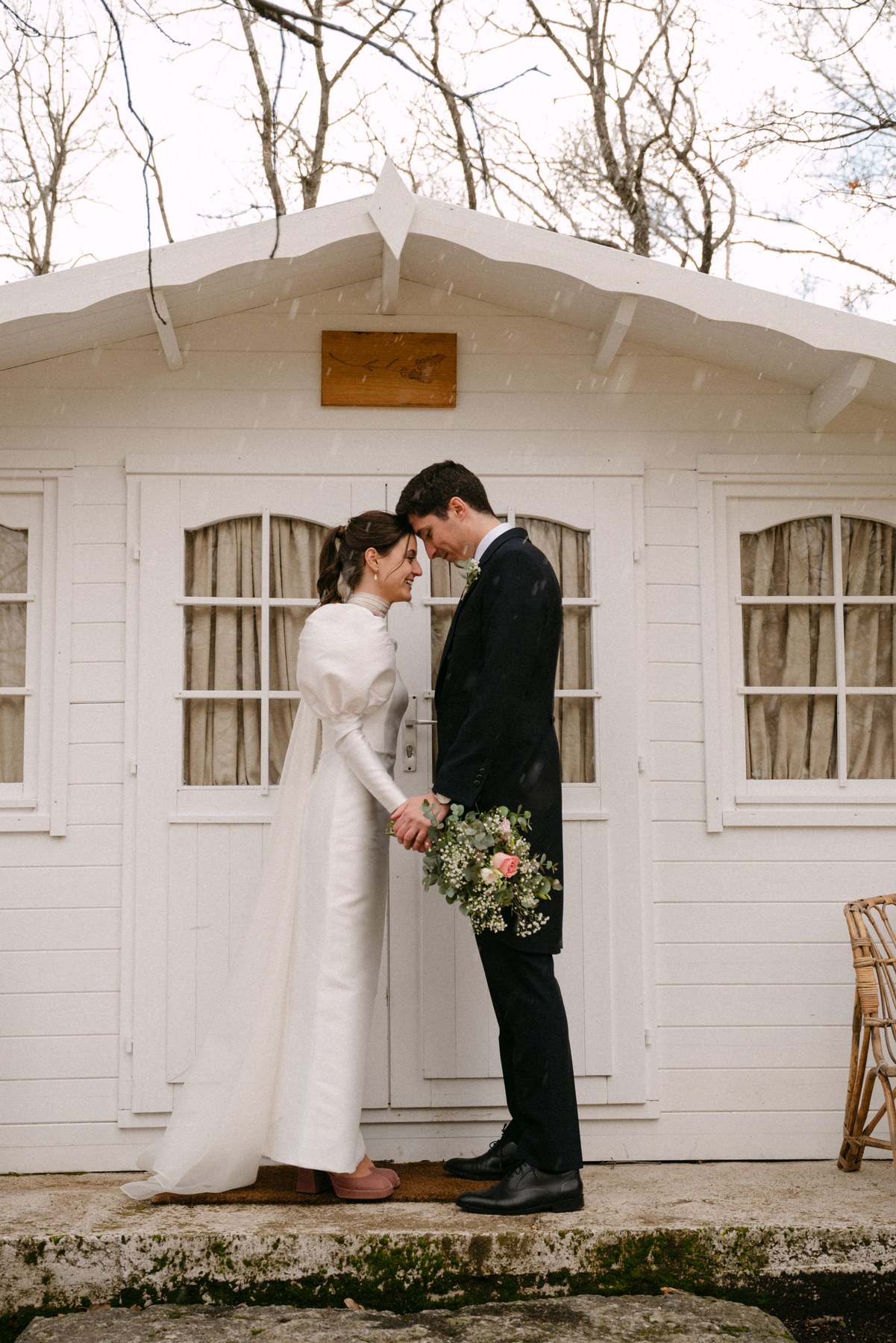 La pareja mirándose entre risas — boda de Carmen y Carlos en Prados Moros, Sierra de Madrid