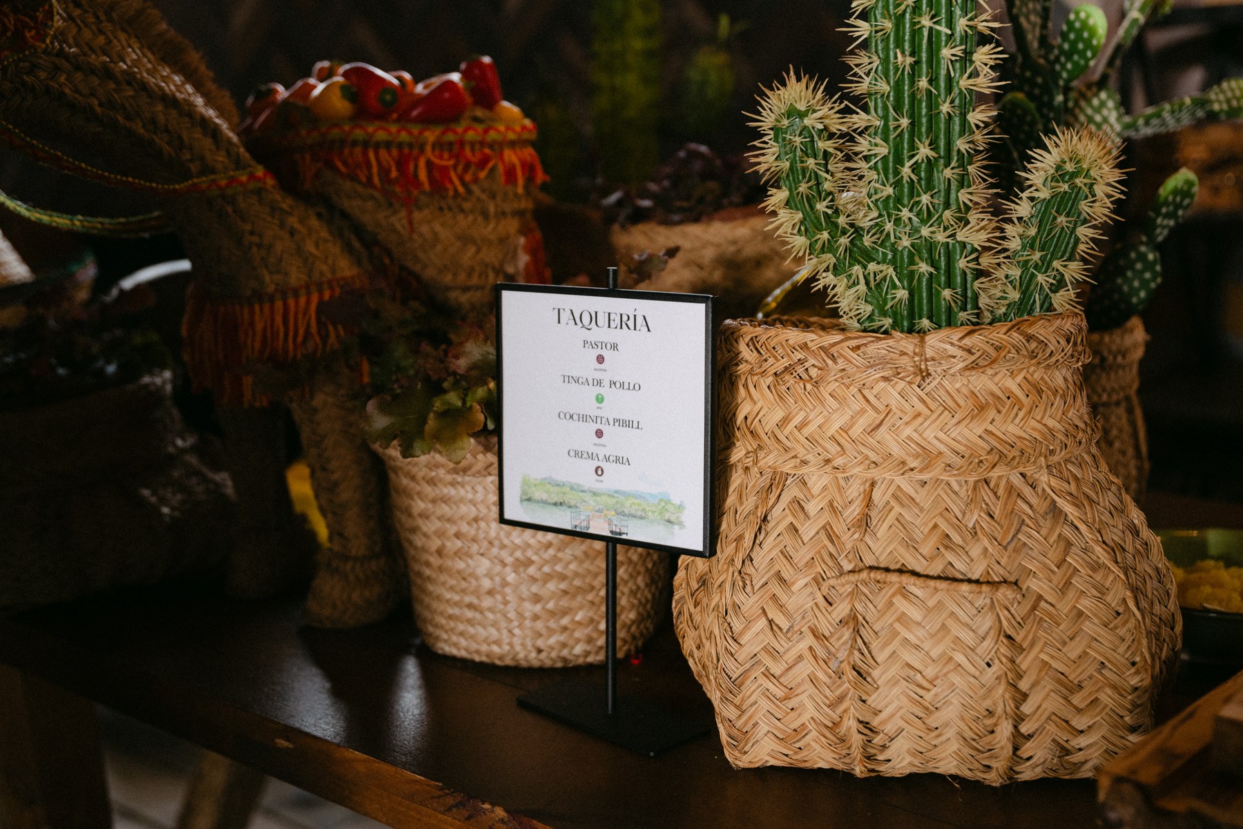 Detalles vintage sobre las mesas — boda de Carmen y Carlos en Prados Moros, Sierra de Madrid
