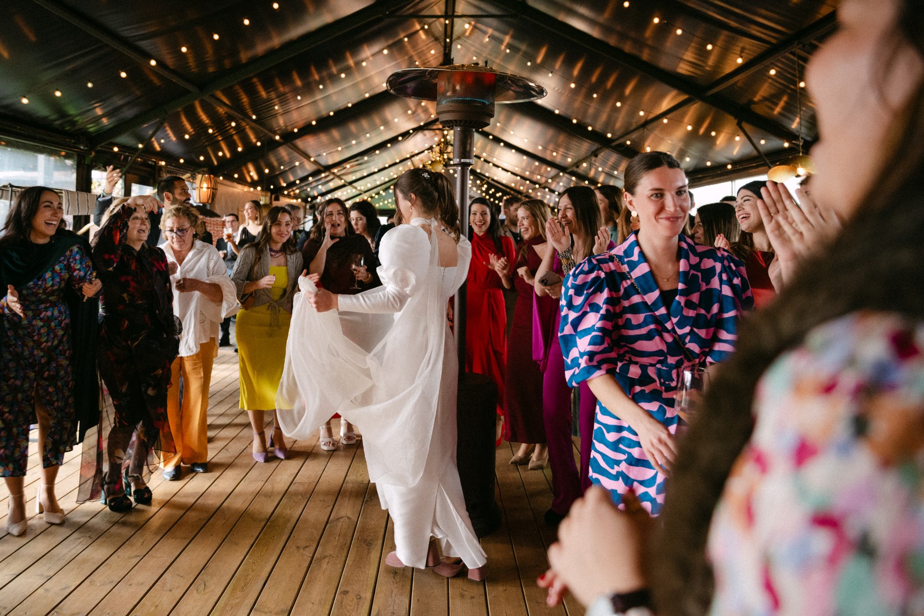 Mesa larga del banquete iluminada — boda de Carmen y Carlos en Prados Moros, Sierra de Madrid