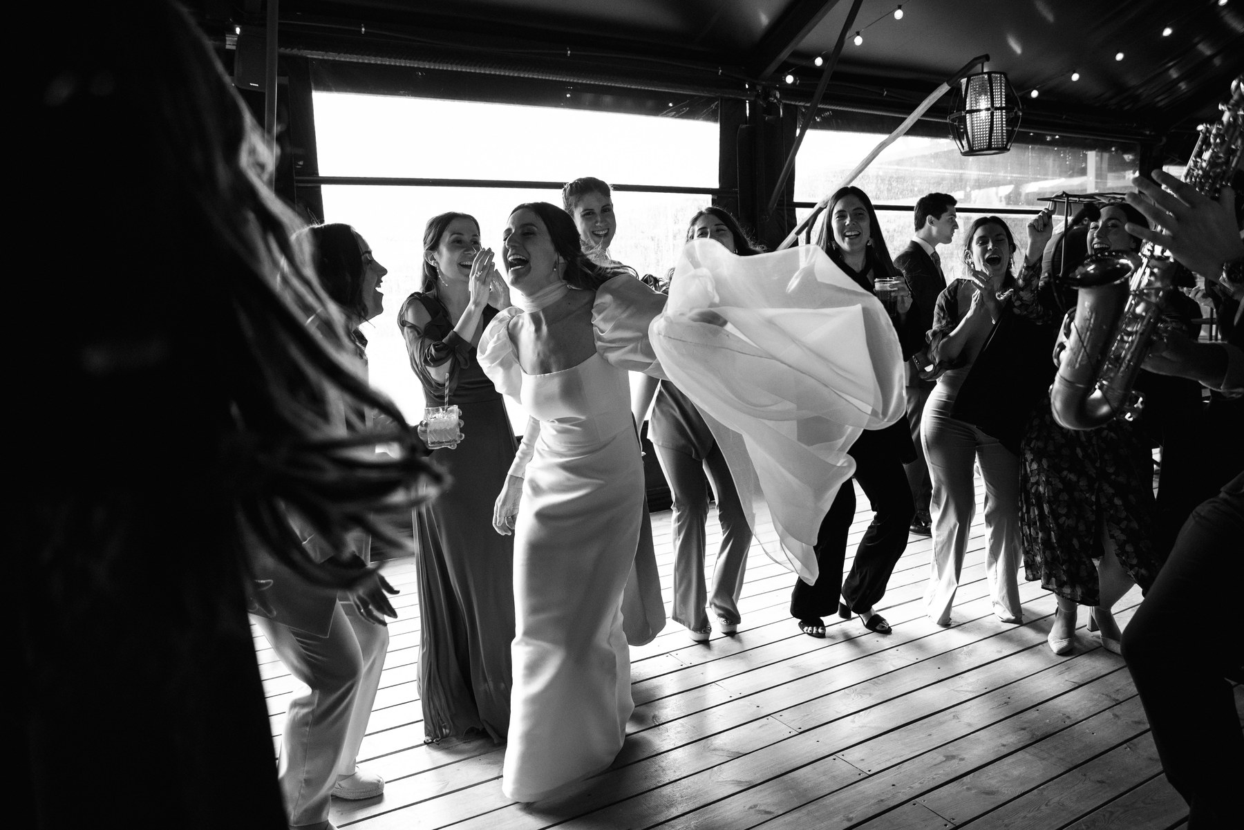 Vista general del salón preparado — boda de Carmen y Carlos en Prados Moros, Sierra de Madrid