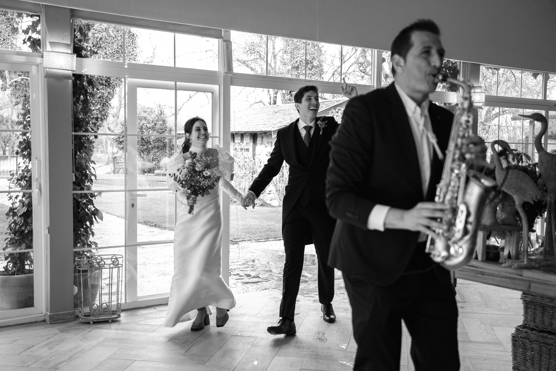 Corte de la tarta entre risas — boda de Carmen y Carlos en Prados Moros, Sierra de Madrid