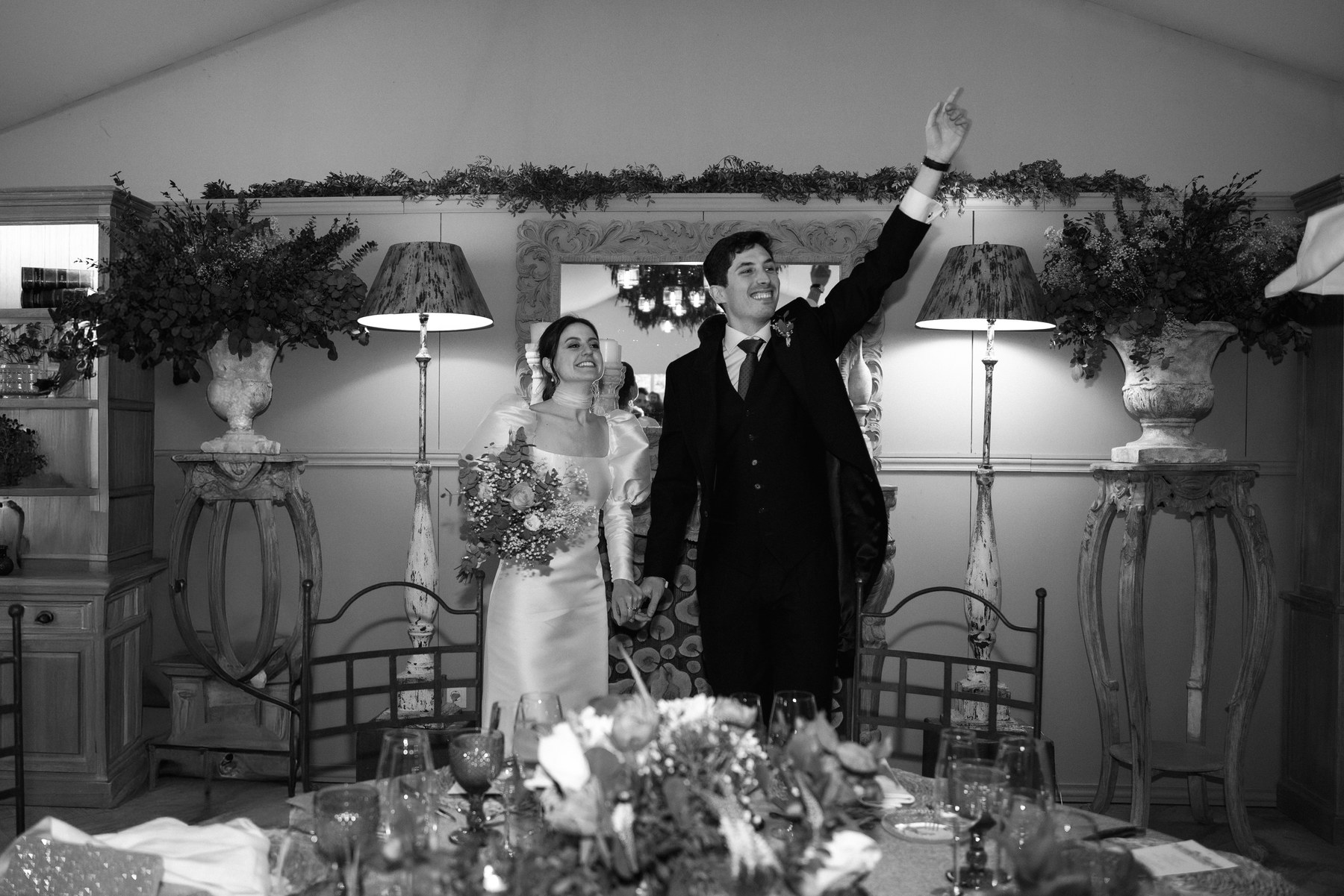 Detalles vintage sobre las mesas — boda de Carmen y Carlos en Prados Moros, Sierra de Madrid