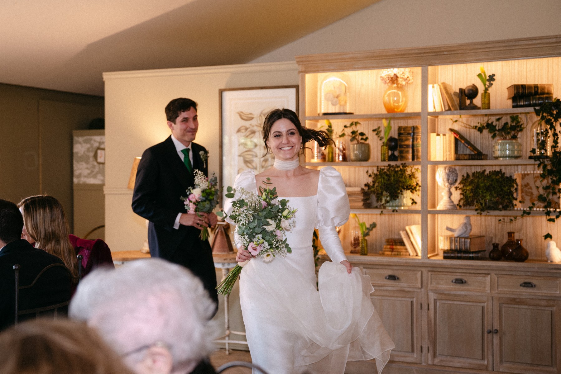 El banquete de noche bajo las guirnaldas — boda de Carmen y Carlos en Prados Moros, Sierra de Madrid