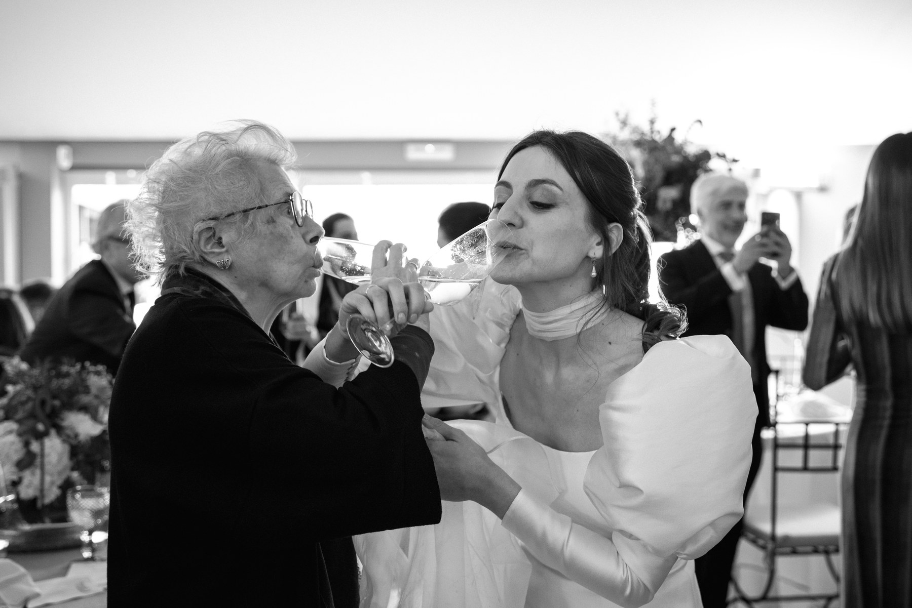 Vista general del salón preparado — boda de Carmen y Carlos en Prados Moros, Sierra de Madrid