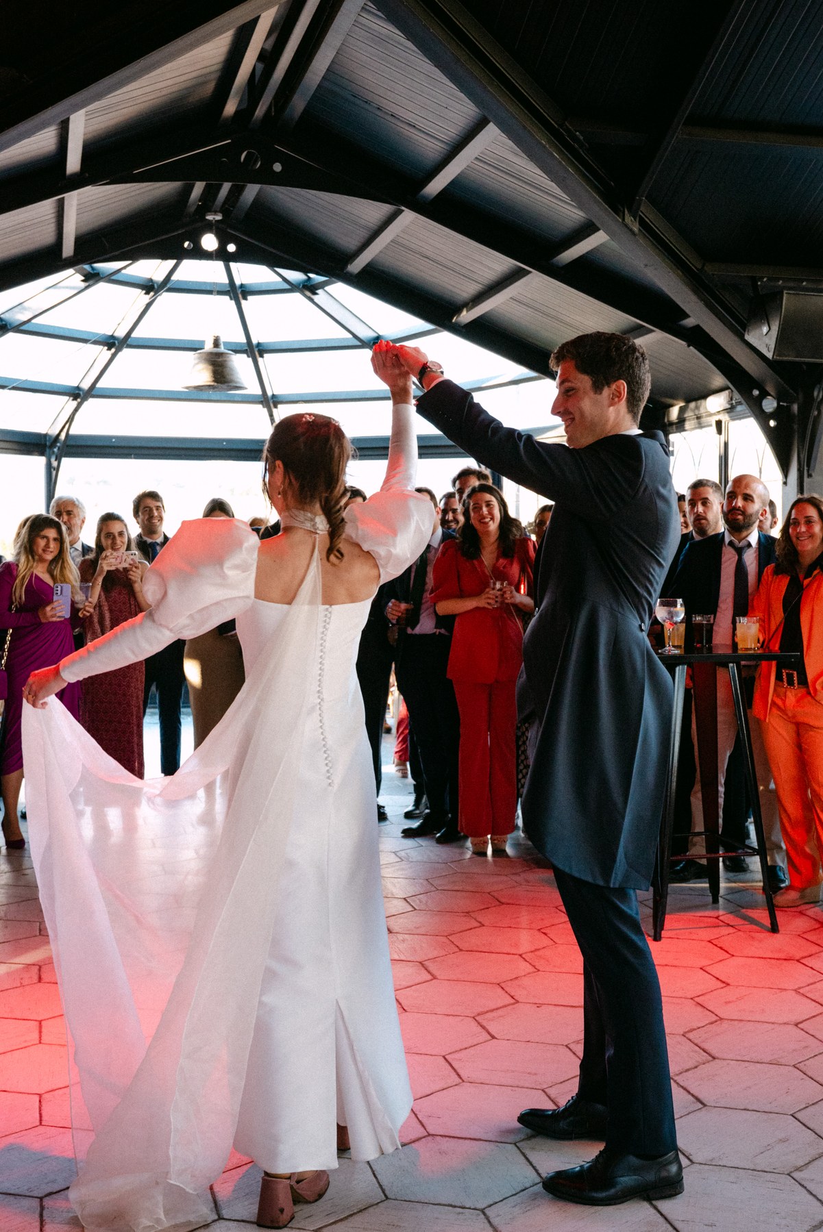 Momento espontáneo durante la fiesta — boda de Carmen y Carlos en Prados Moros, Sierra de Madrid