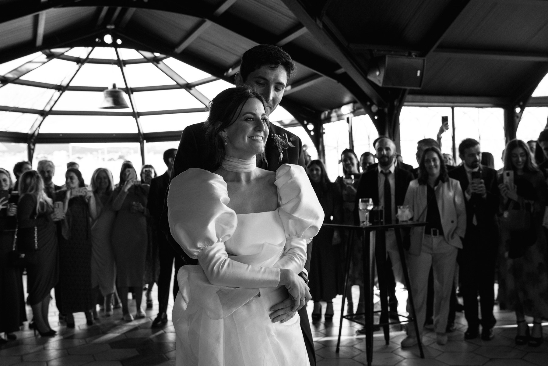 Vista de la pista llena a medianoche — boda de Carmen y Carlos en Prados Moros, Sierra de Madrid
