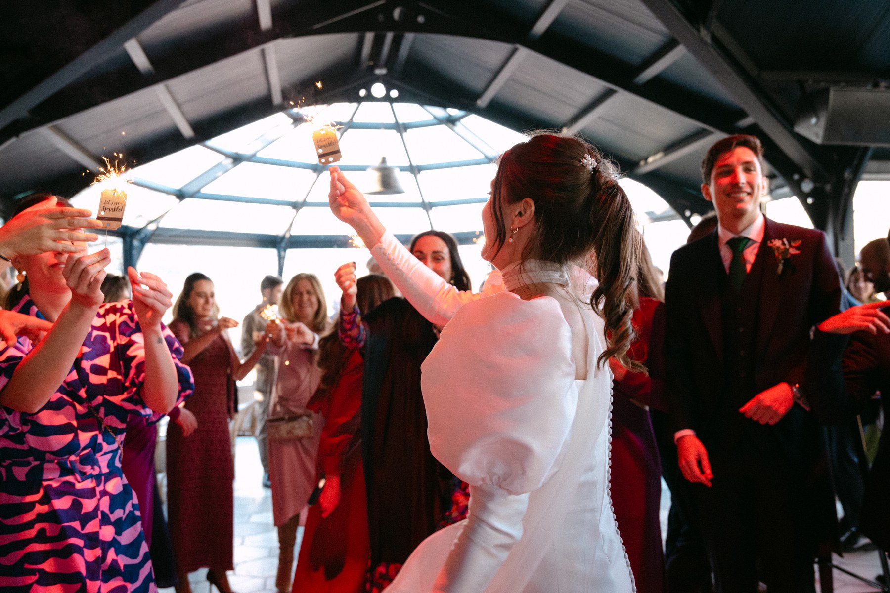 Fiesta con luces cálidas al fondo — boda de Carmen y Carlos en Prados Moros, Sierra de Madrid