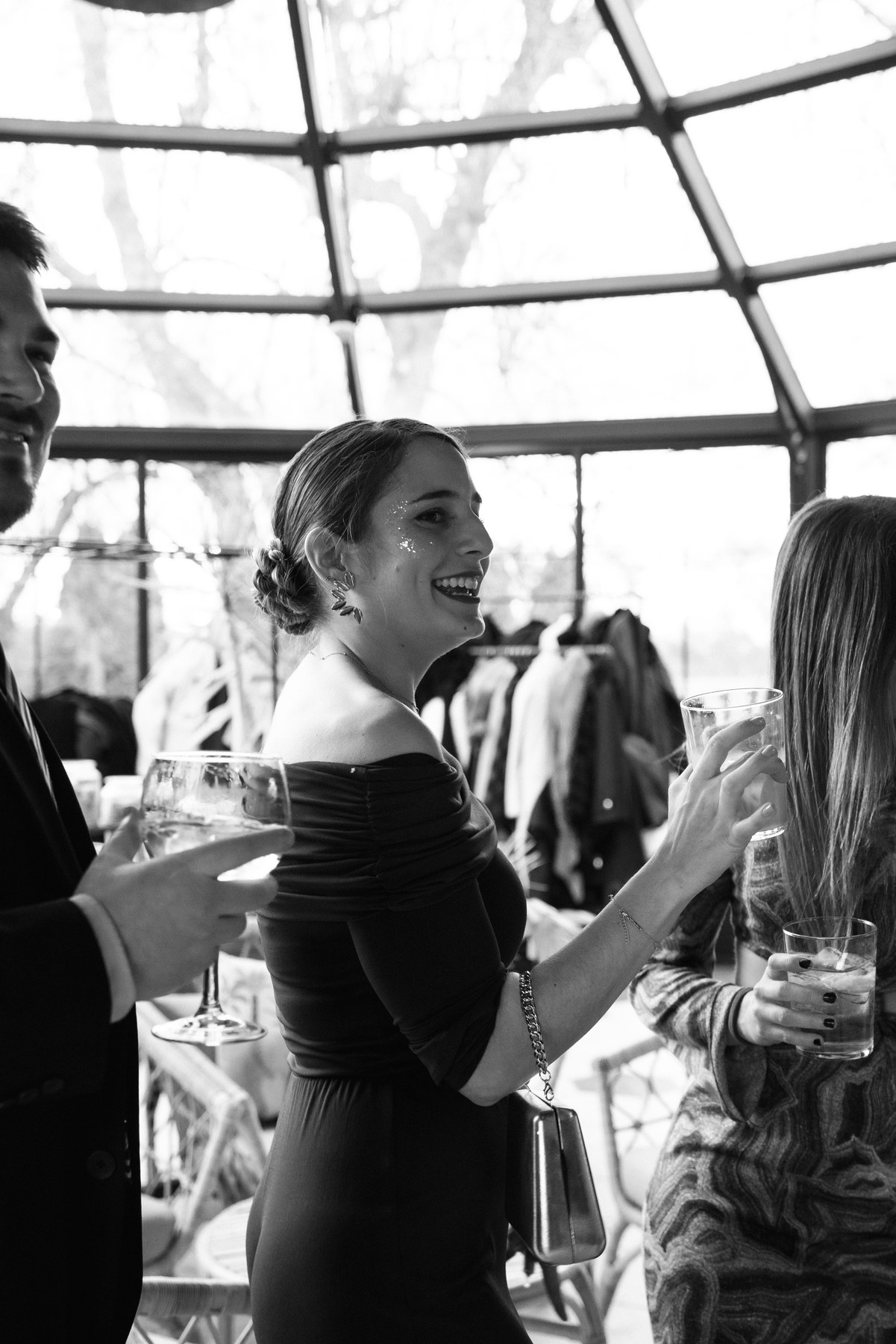 Momento espontáneo durante la fiesta — boda de Carmen y Carlos en Prados Moros, Sierra de Madrid