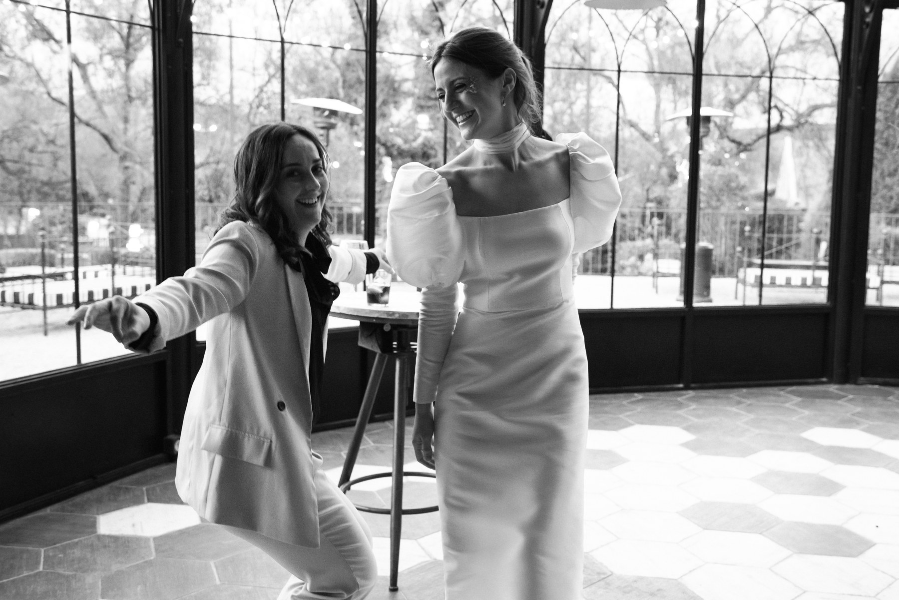 Confeti y baile en la pista — boda de Carmen y Carlos en Prados Moros, Sierra de Madrid