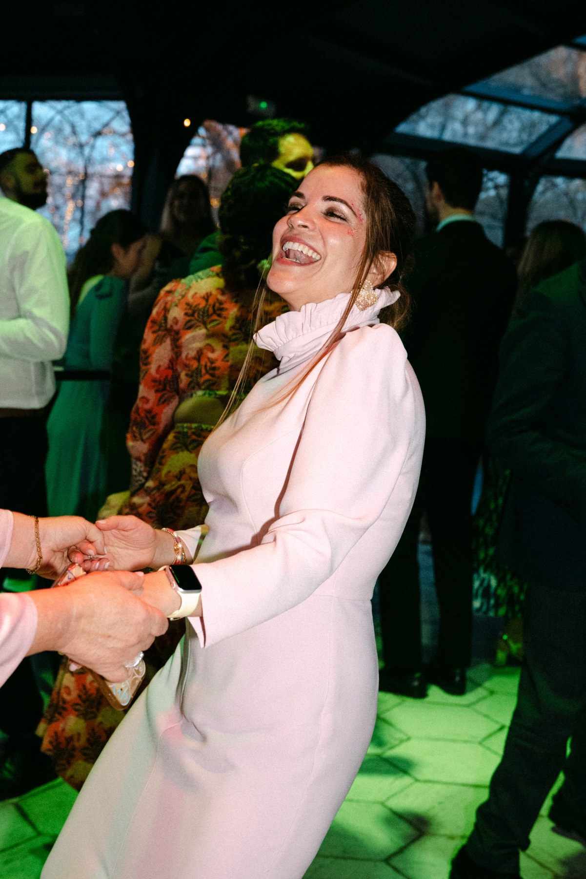 Retrato de fiesta con luces de neón — boda de Carmen y Carlos en Prados Moros, Sierra de Madrid