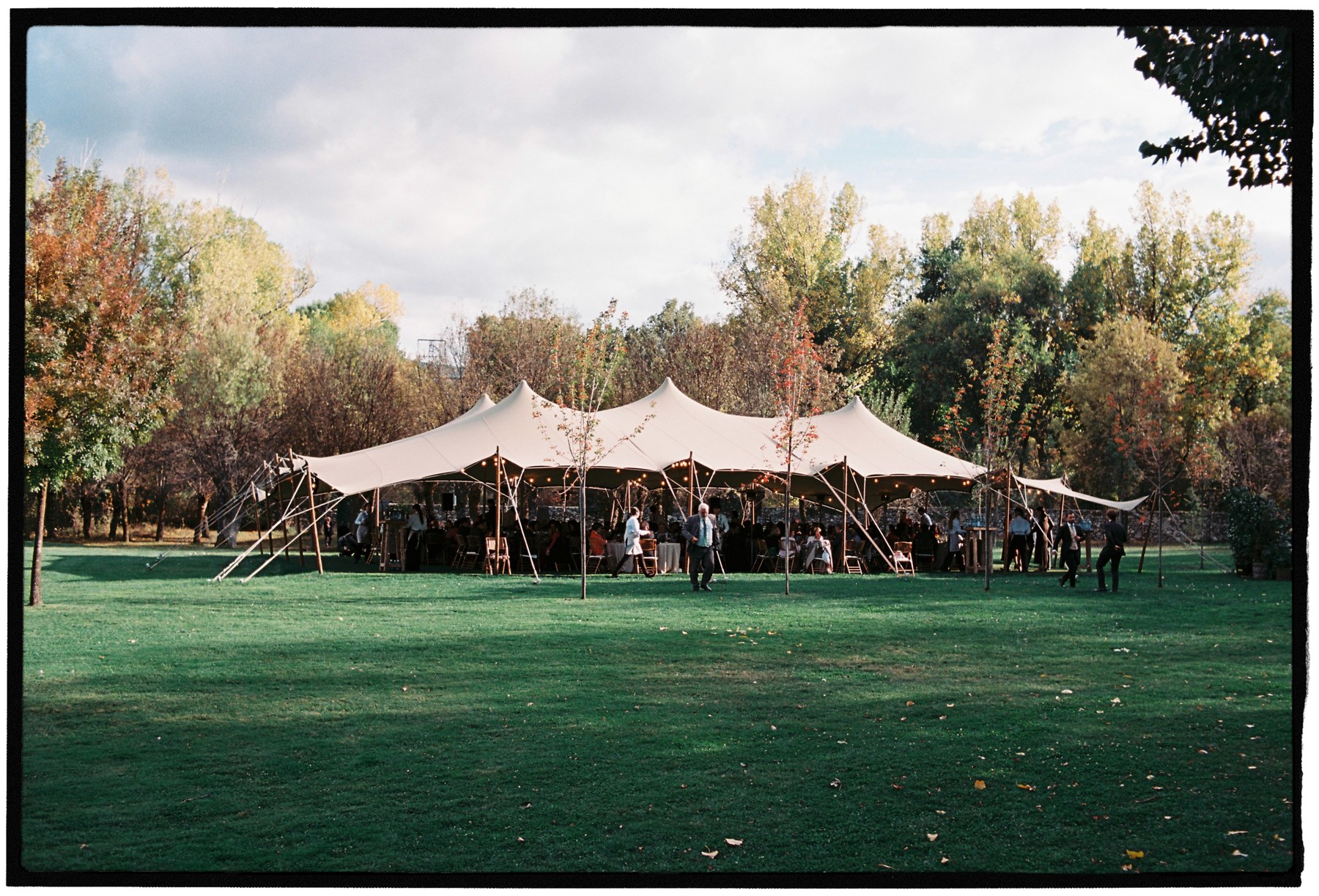 Fiesta a plena luz de la noche — boda de Fernanda y Álvaro en Finca Los Calizos, Sierra de Madrid · en 35mm