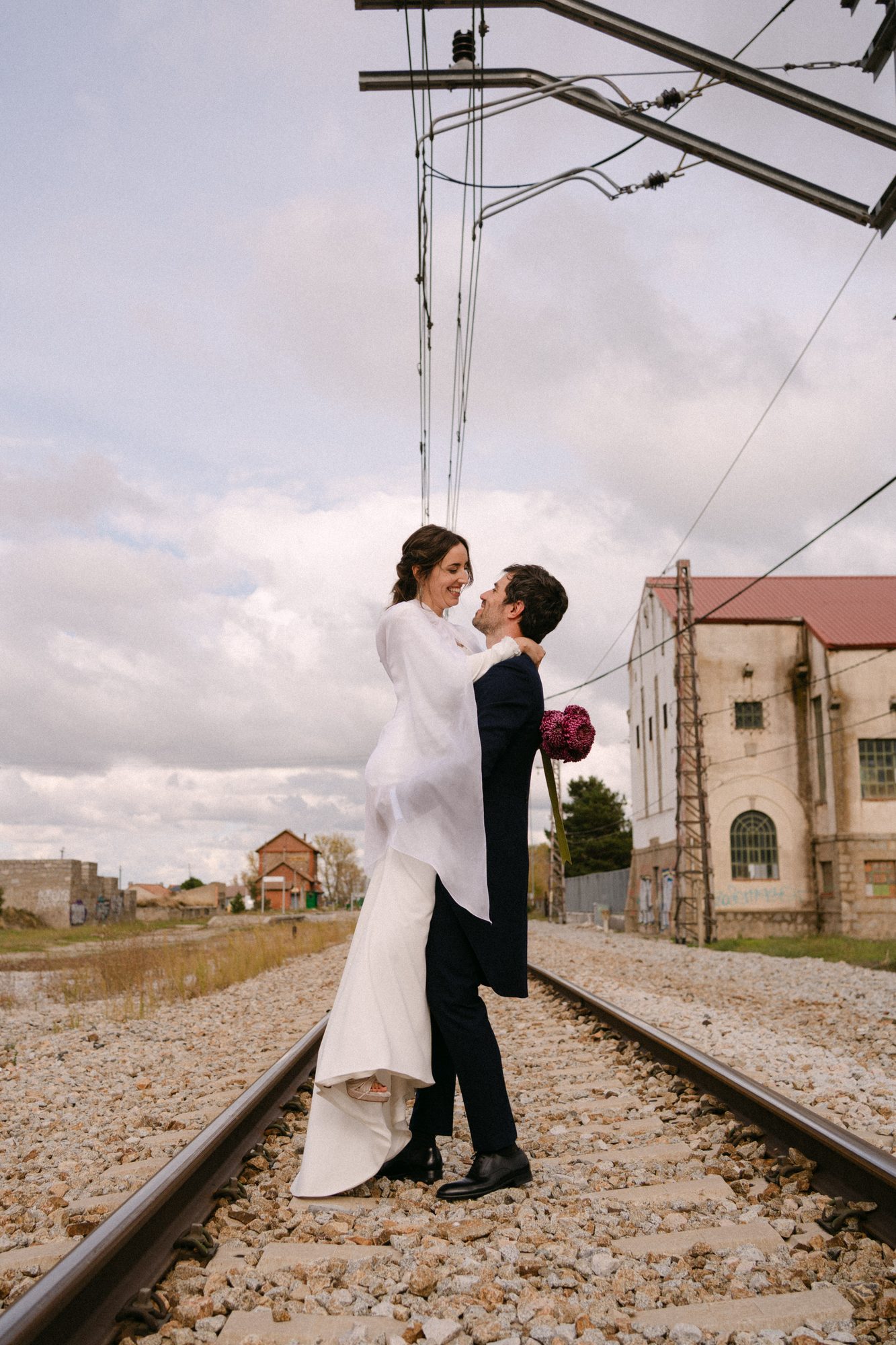Silvia y Carlos en las vías del tren