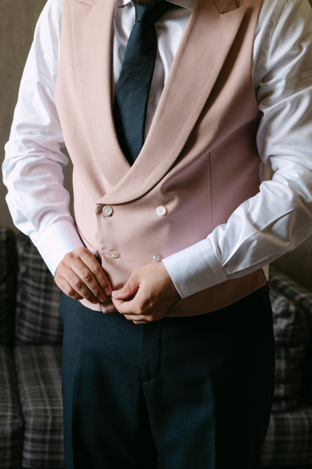 La novia poniéndose los pendientes — boda de Yolanda y Javier en Dehesa de Canónigos, Valladolid