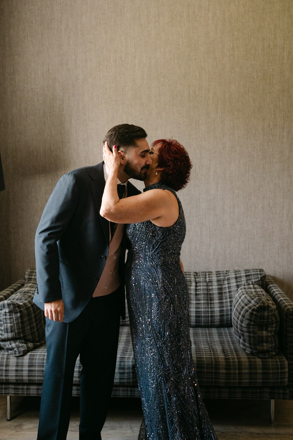 Zapatos de novia junto al vestido — boda de Yolanda y Javier en Dehesa de Canónigos, Valladolid