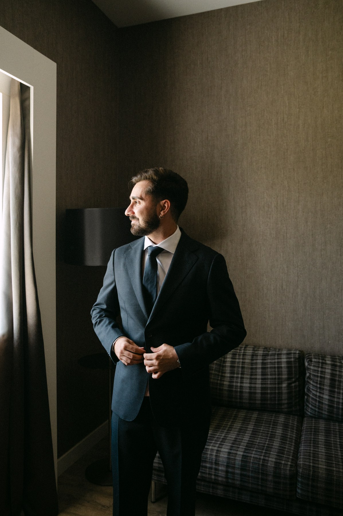 El vestido colgado en la habitación — boda de Yolanda y Javier en Dehesa de Canónigos, Valladolid