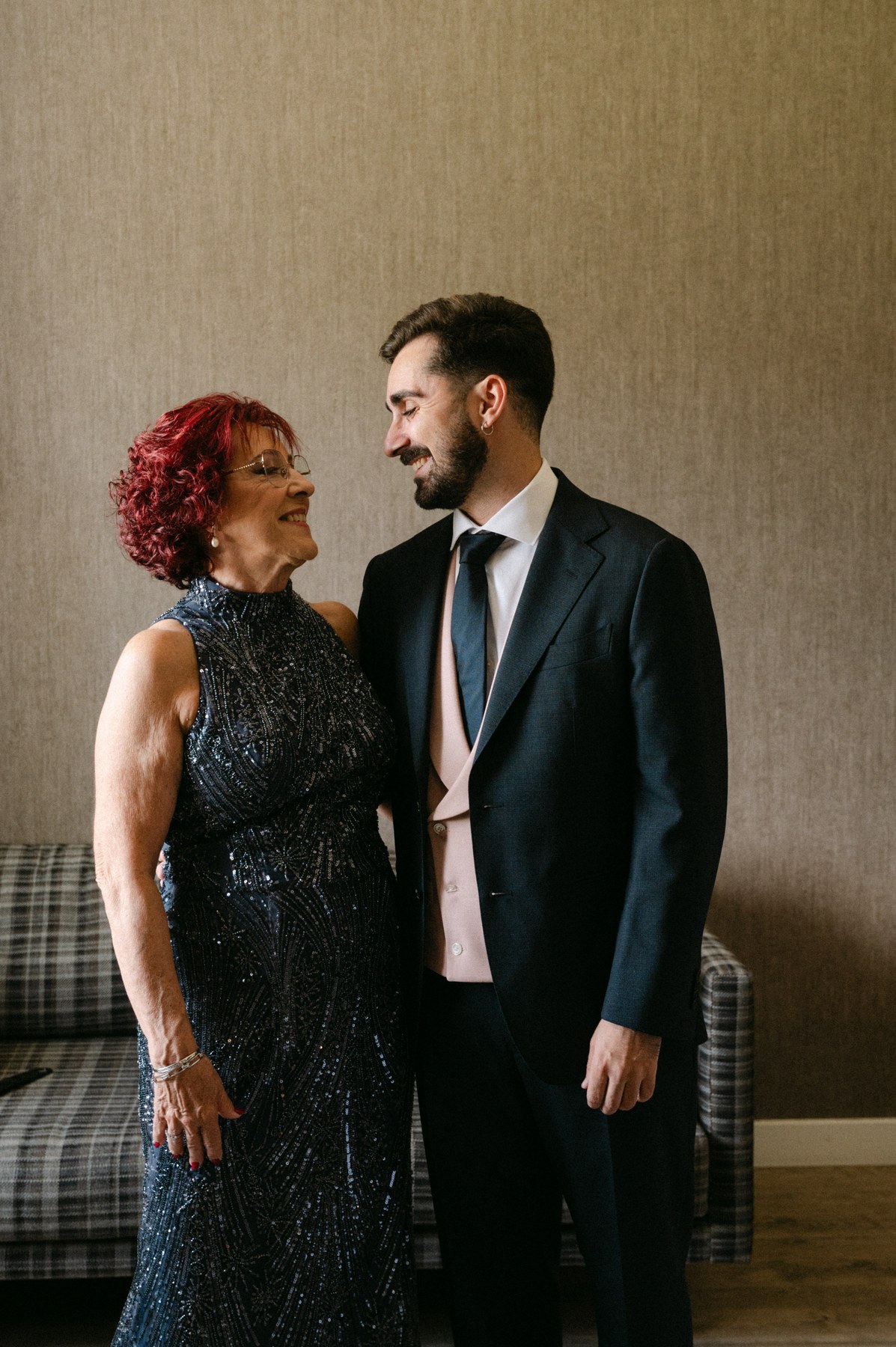 Ramo de la novia sobre la mesa — boda de Yolanda y Javier en Dehesa de Canónigos, Valladolid