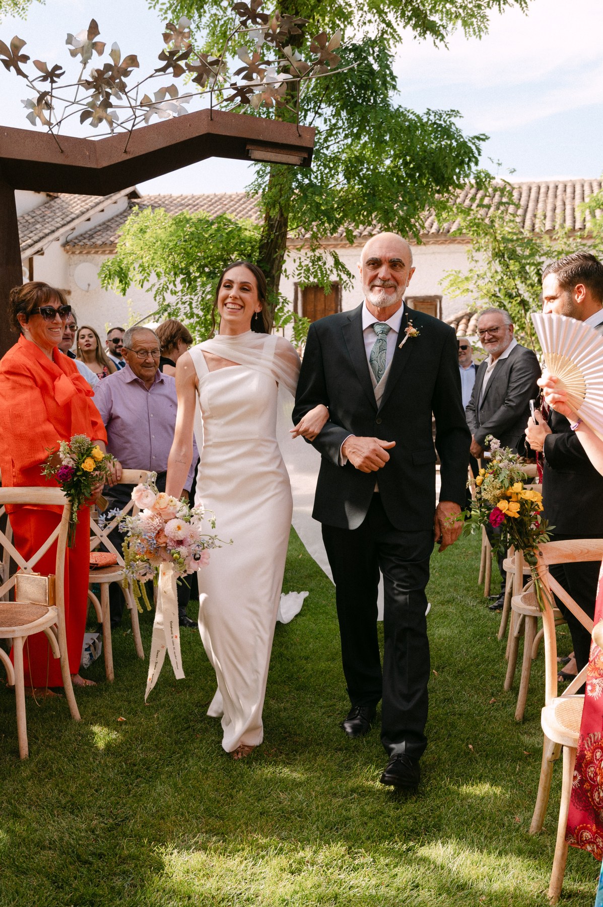 Abrazo íntimo entre los novios — boda de Yolanda y Javier en Dehesa de Canónigos, Valladolid