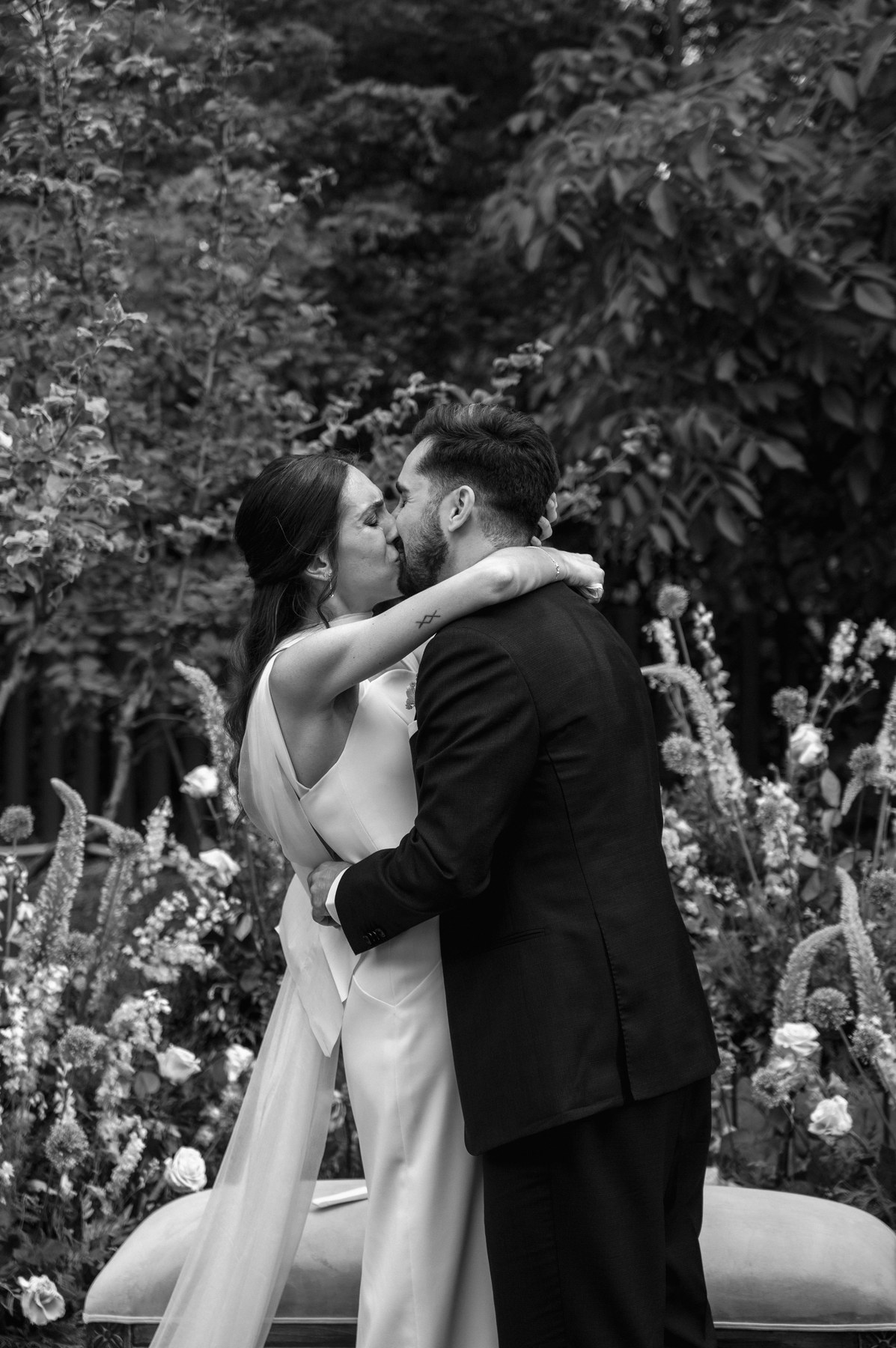 La pareja mirándose entre risas — boda de Yolanda y Javier en Dehesa de Canónigos, Valladolid
