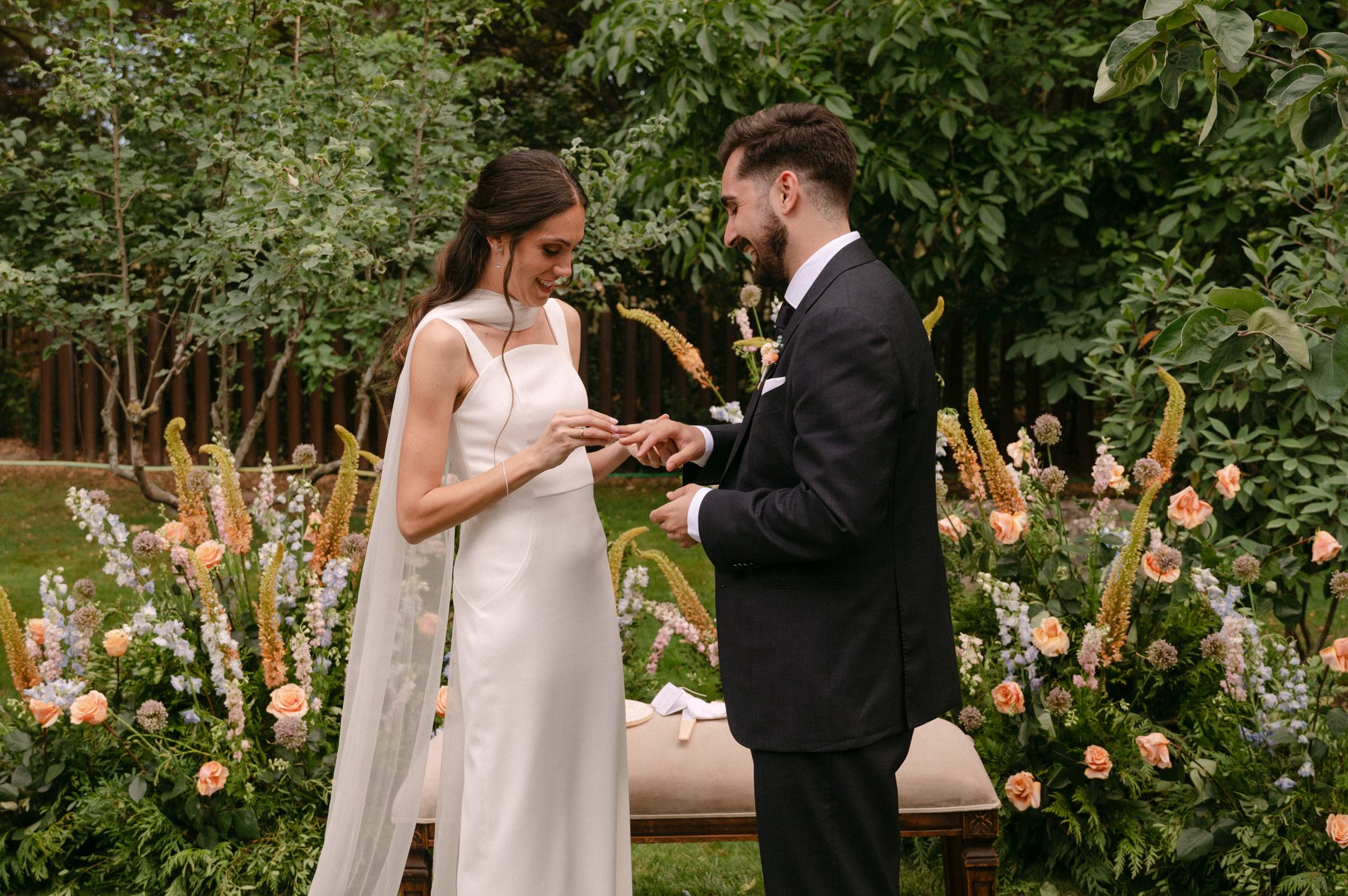 Detalles vintage sobre las mesas — boda de Yolanda y Javier en Dehesa de Canónigos, Valladolid