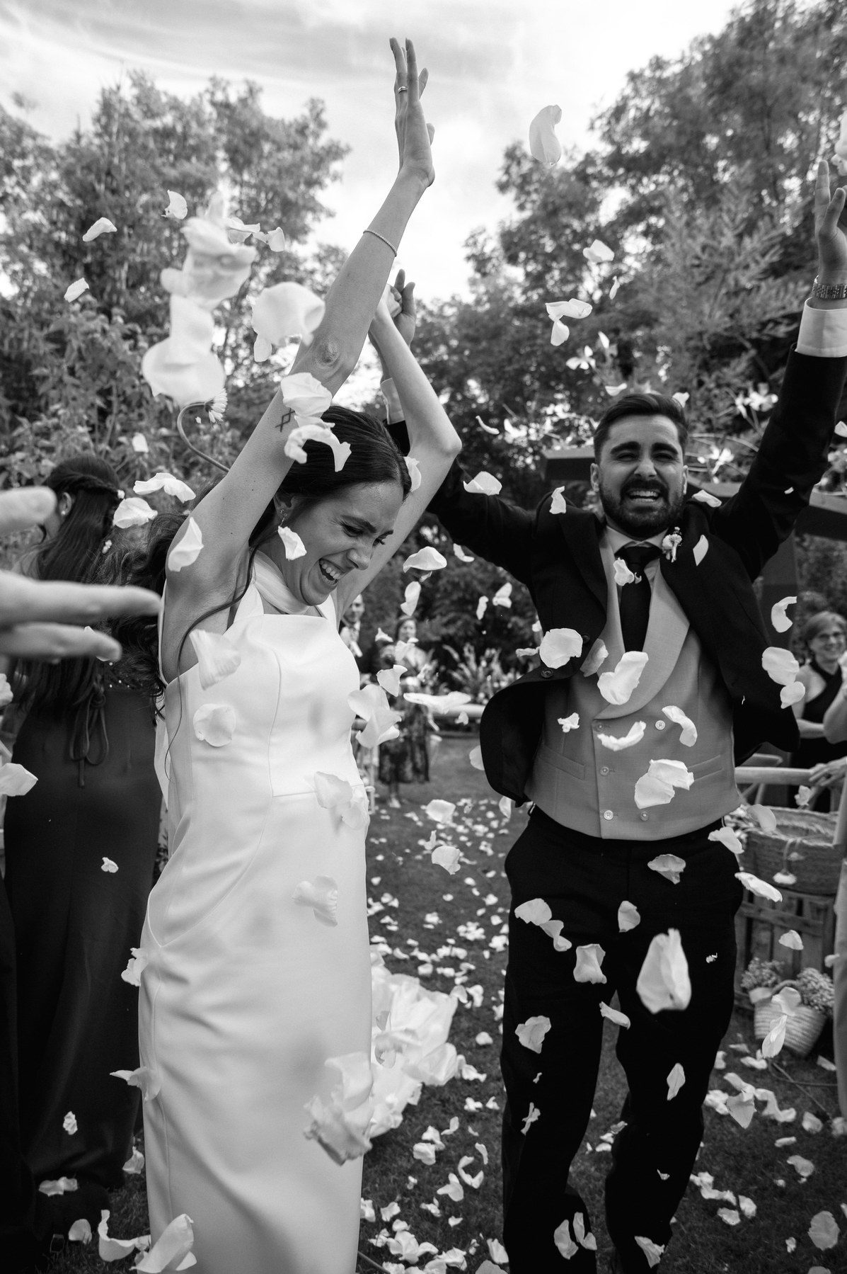 Copas y flores del banquete — boda de Yolanda y Javier en Dehesa de Canónigos, Valladolid