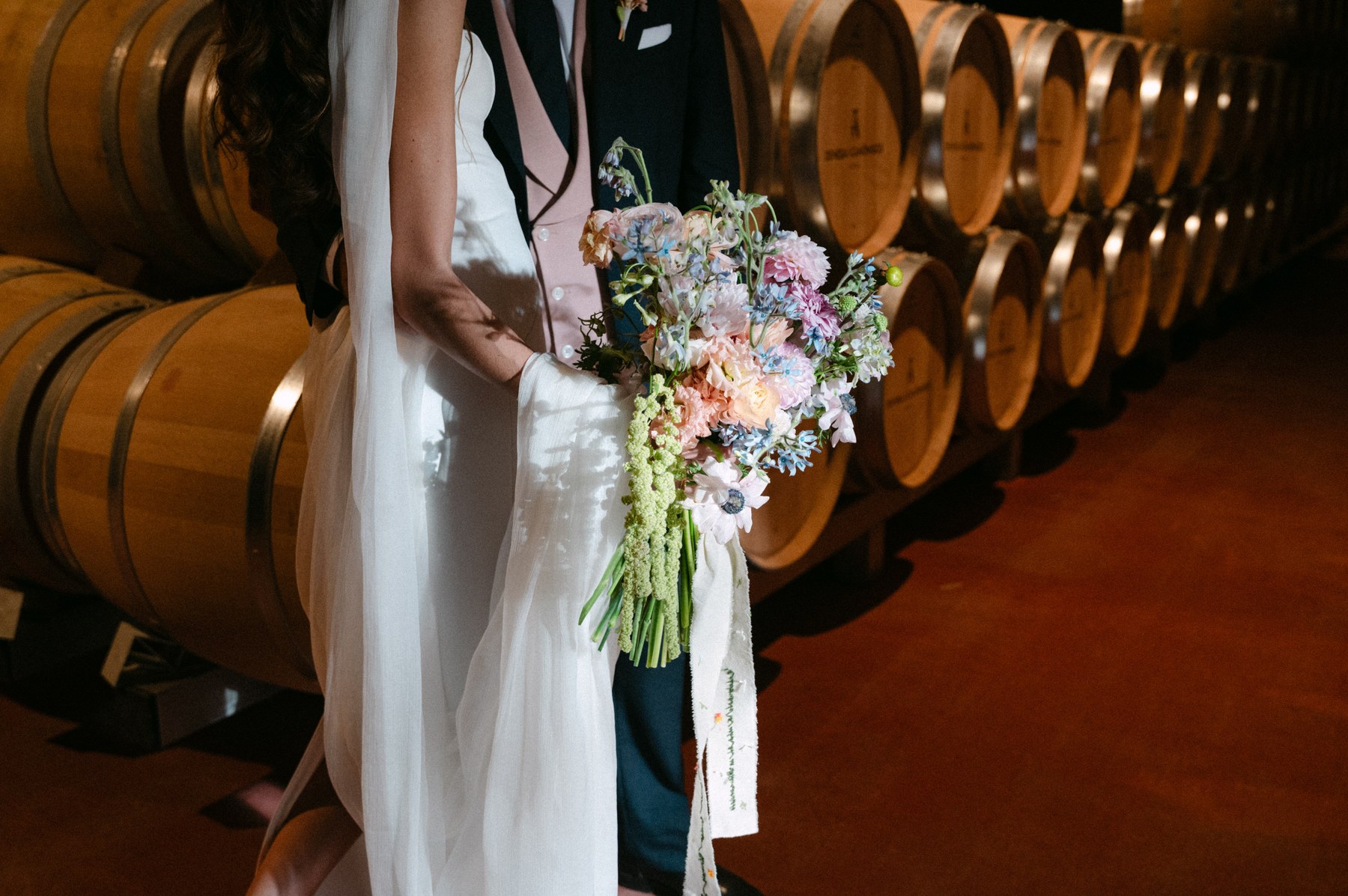 Detalle de la decoración floral del banquete — boda de Yolanda y Javier en Dehesa de Canónigos, Valladolid