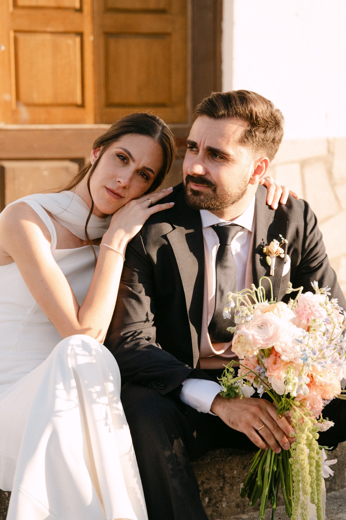 Retrato de fiesta con luces de neón — boda de Yolanda y Javier en Dehesa de Canónigos, Valladolid