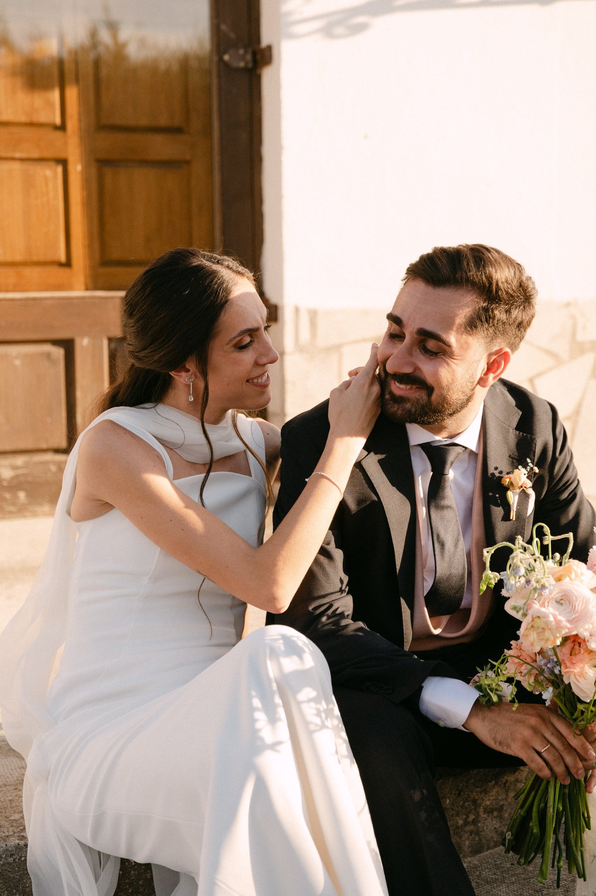Amigos abrazados en la pista — boda de Yolanda y Javier en Dehesa de Canónigos, Valladolid