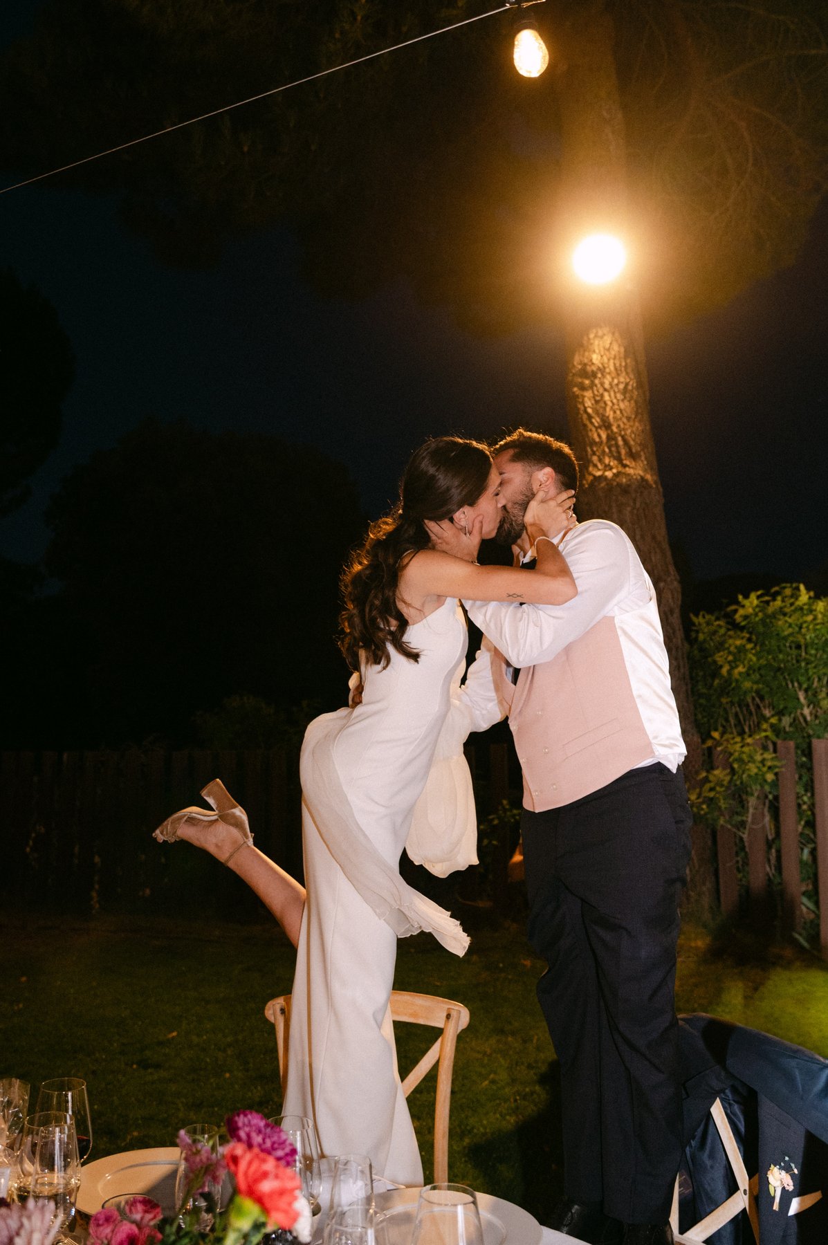 Retrato de fiesta con luces de neón — boda de Yolanda y Javier en Dehesa de Canónigos, Valladolid