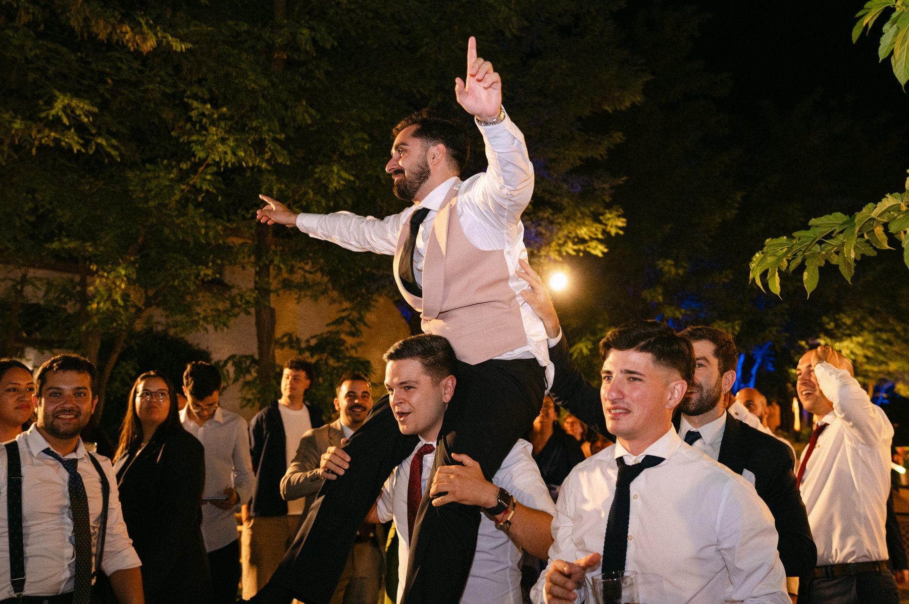 Los novios entre invitados durante la fiesta — boda de Yolanda y Javier en Dehesa de Canónigos, Valladolid