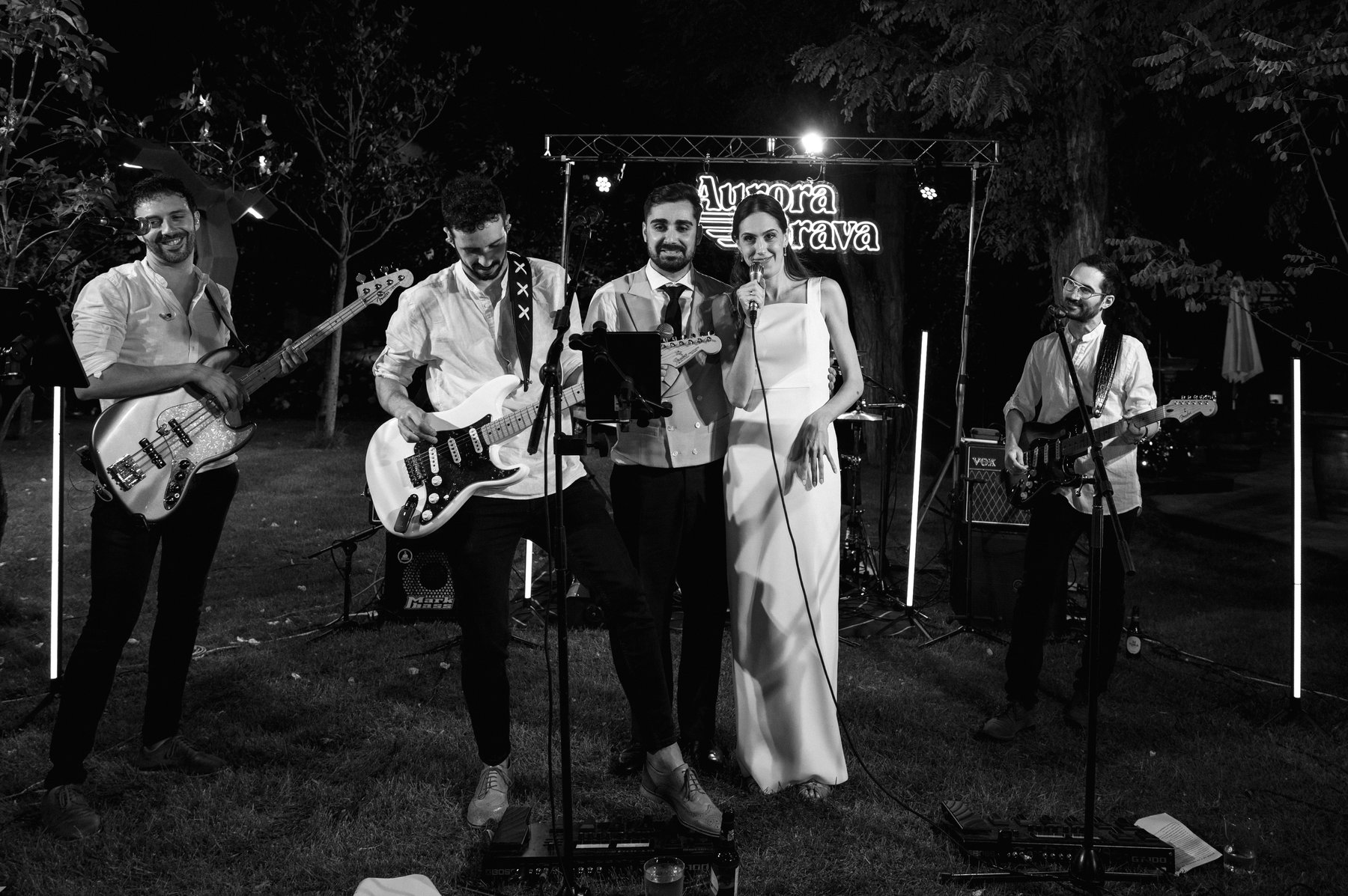 Baile de la pareja rodeados de invitados — boda de Yolanda y Javier en Dehesa de Canónigos, Valladolid