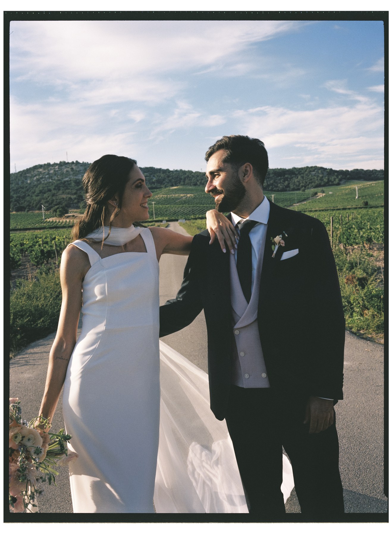 Retrato de la novia mirándose al espejo — boda de Yolanda y Javier en Dehesa de Canónigos, Valladolid · en 120mm