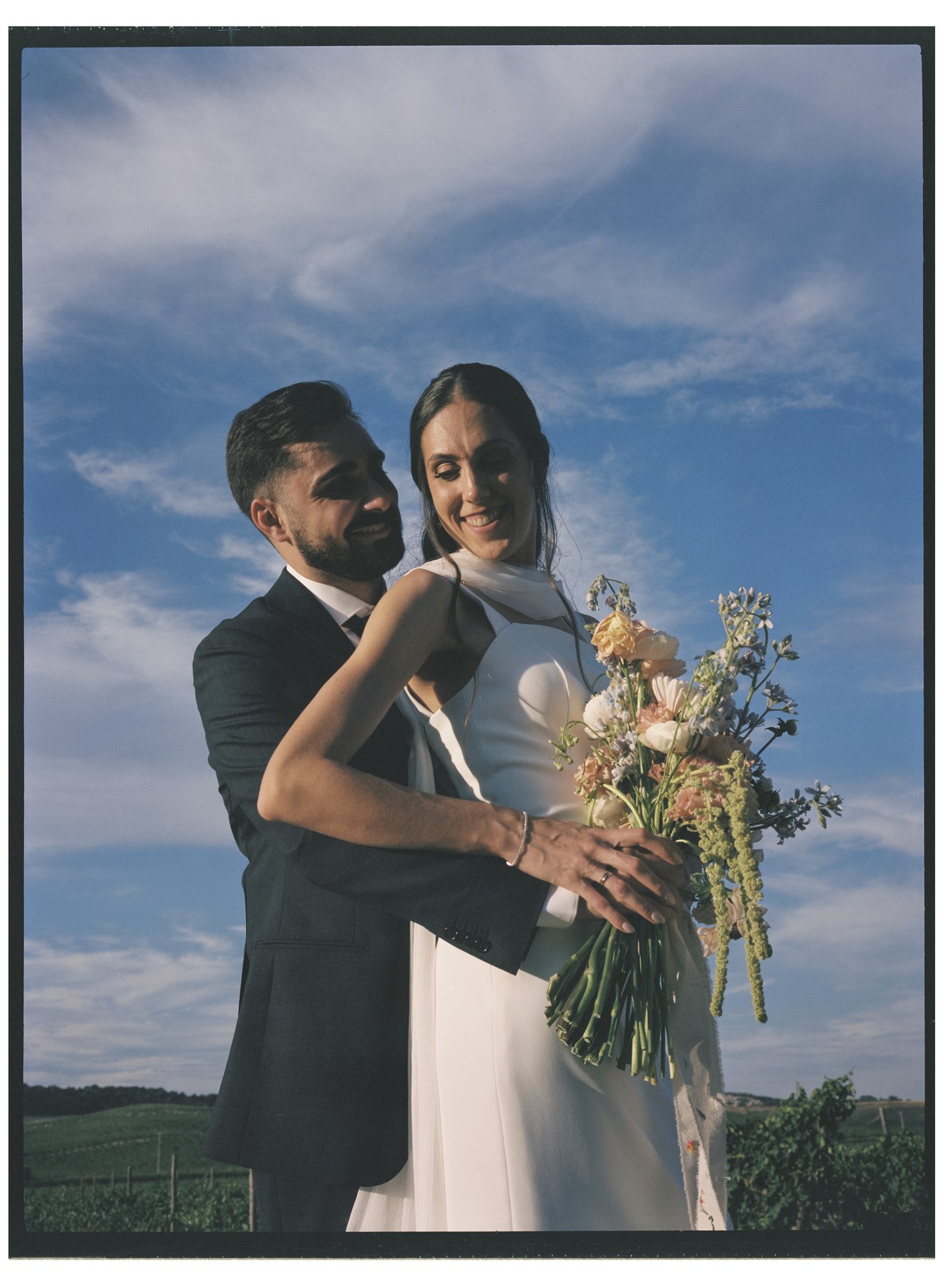 Detalle de manos con la alianza — boda de Yolanda y Javier en Dehesa de Canónigos, Valladolid · en 120mm