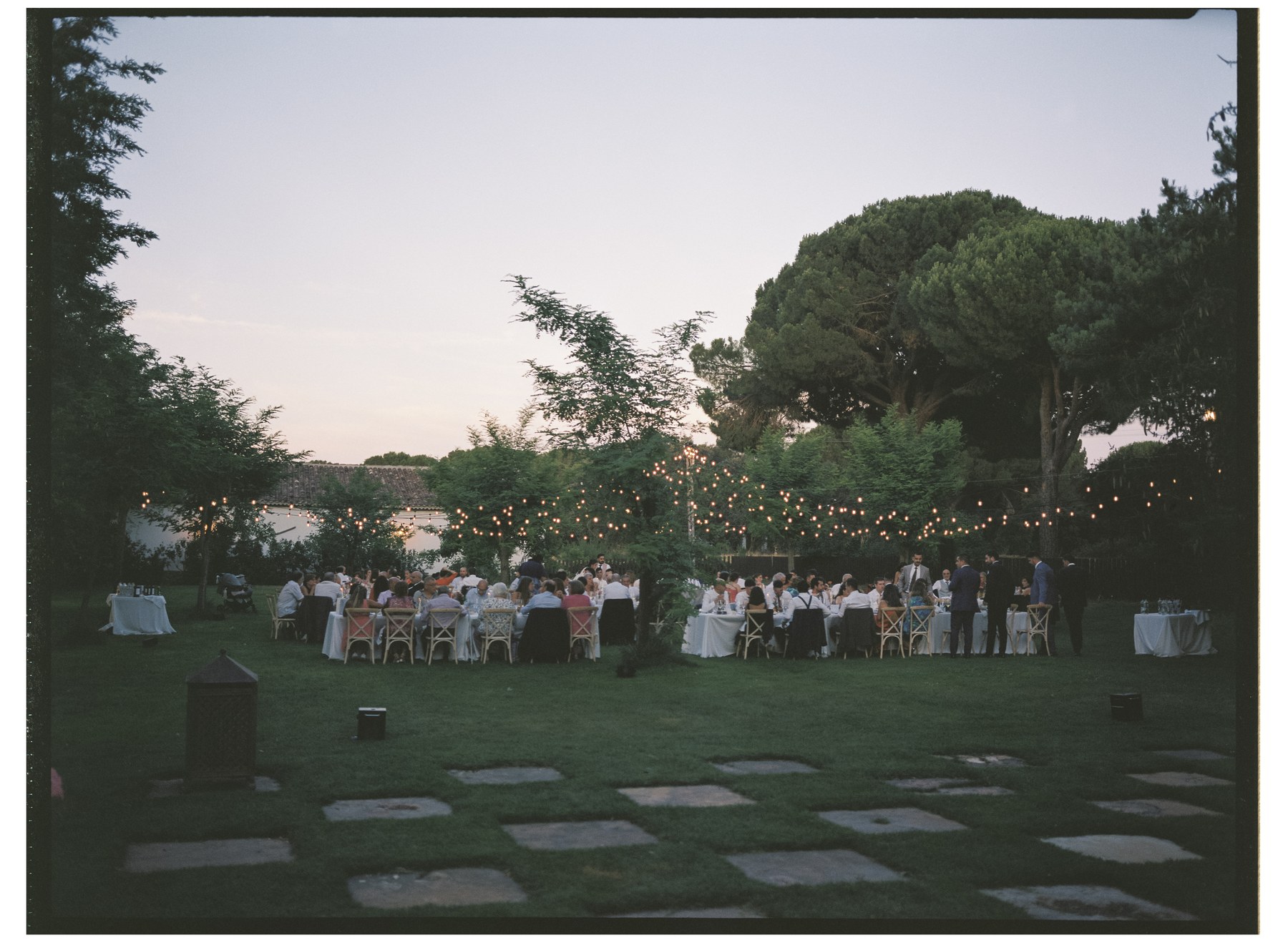 Salida de la ceremonia entre confeti — boda de Yolanda y Javier en Dehesa de Canónigos, Valladolid · en 120mm