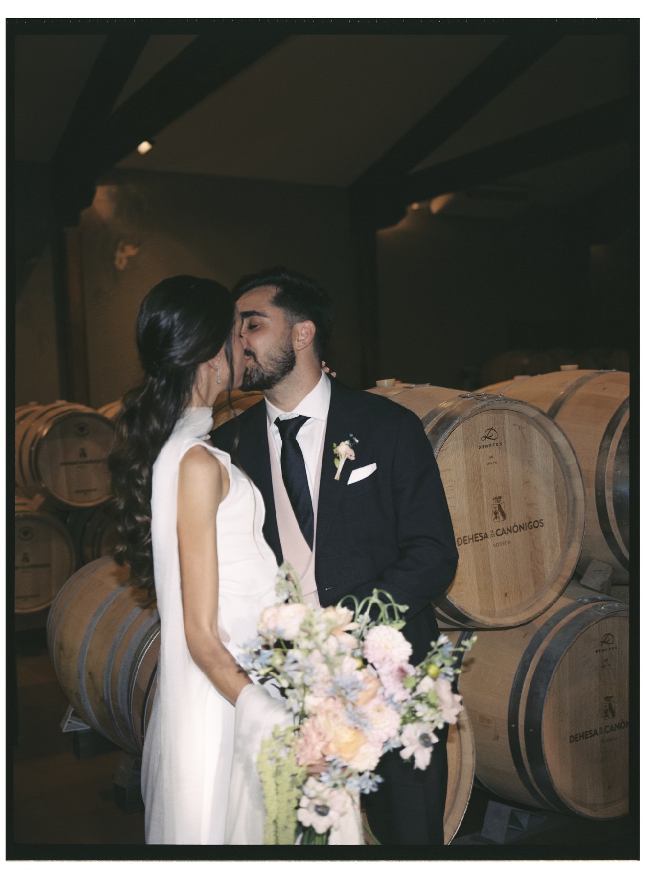 Sesión de pareja al atardecer — boda de Yolanda y Javier en Dehesa de Canónigos, Valladolid · en 120mm