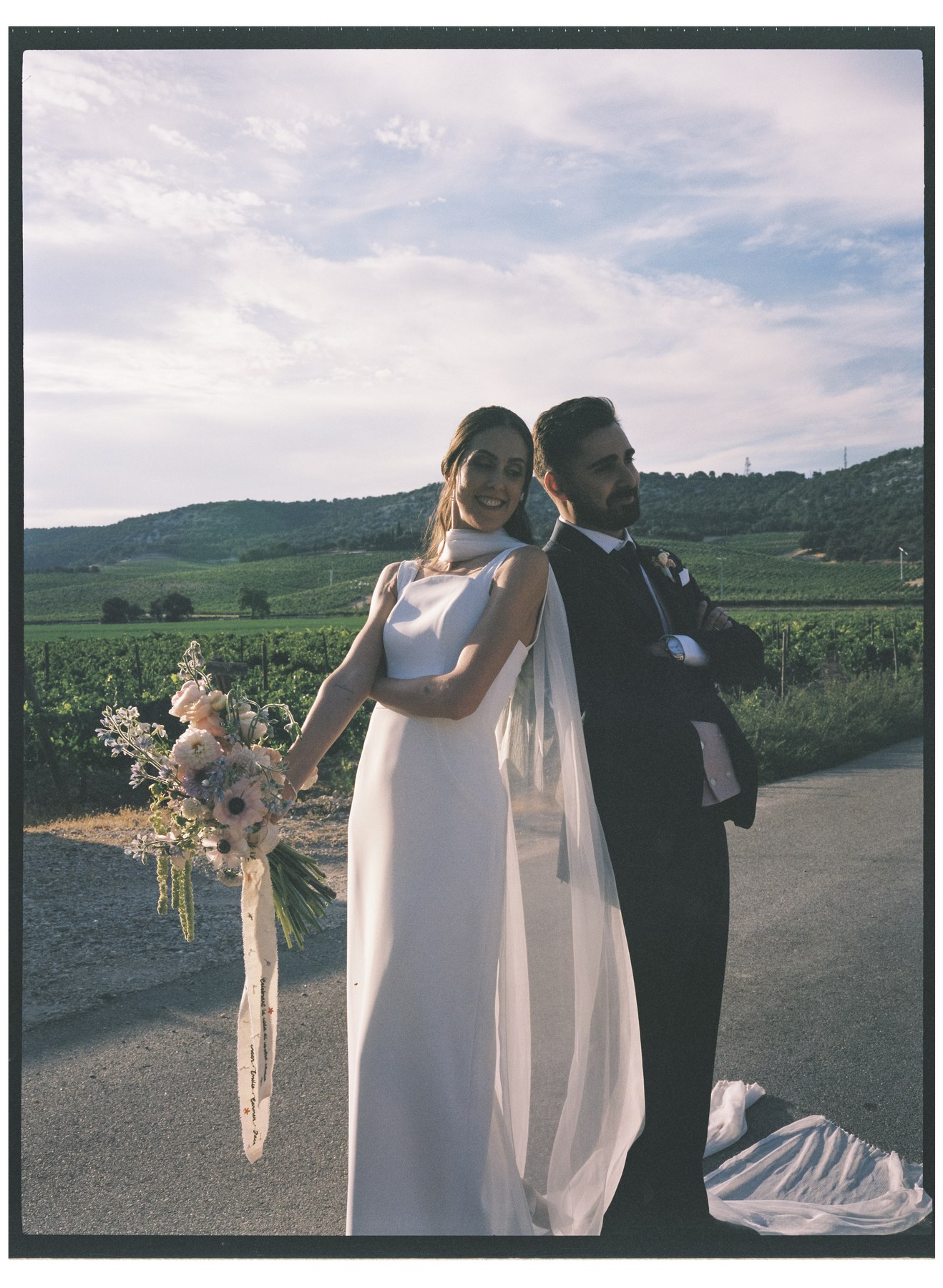 Retrato editorial en luz dorada — boda de Yolanda y Javier en Dehesa de Canónigos, Valladolid · en 120mm